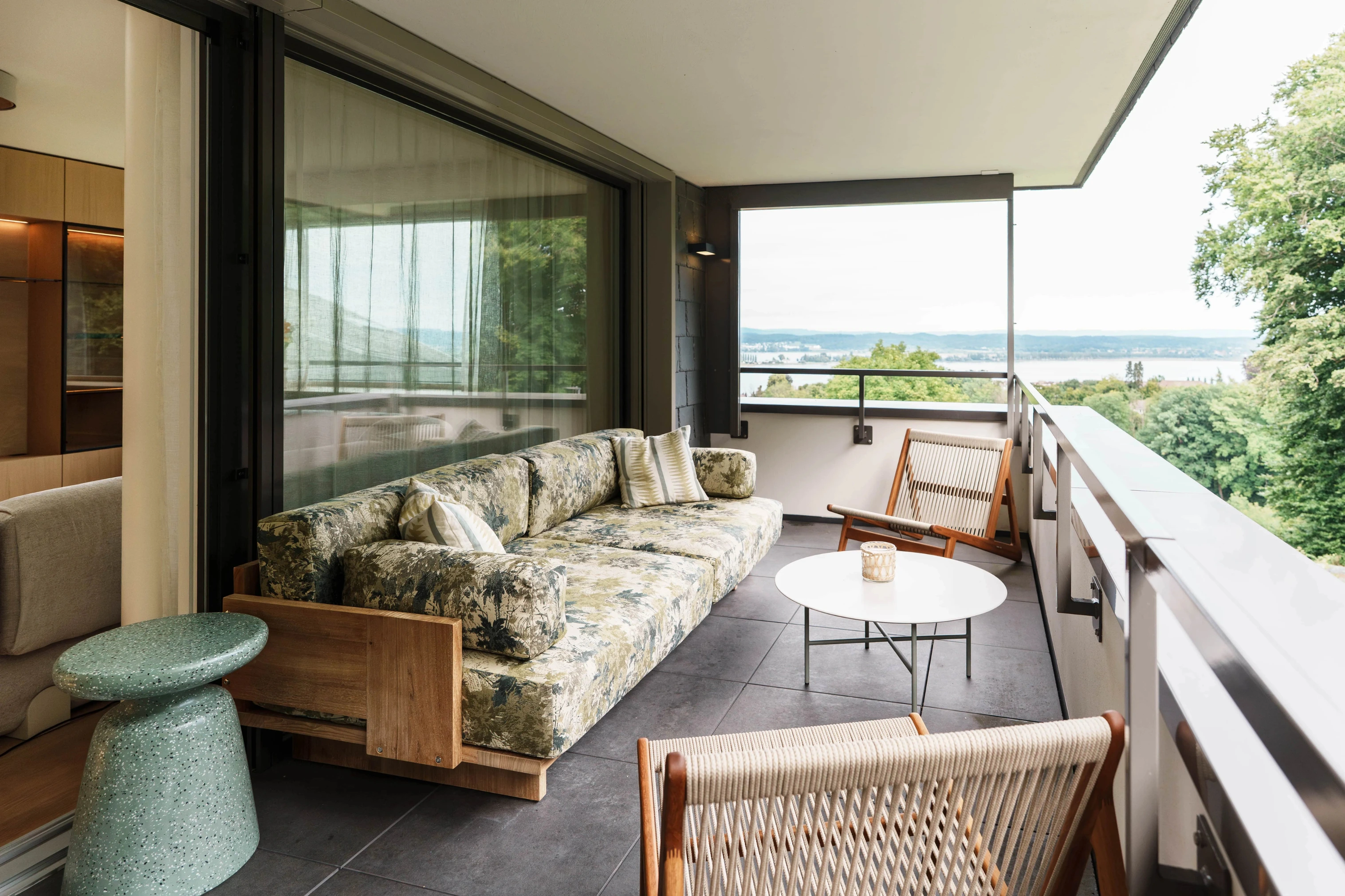 Erdige moderne Wohnung | Upscale Interiors