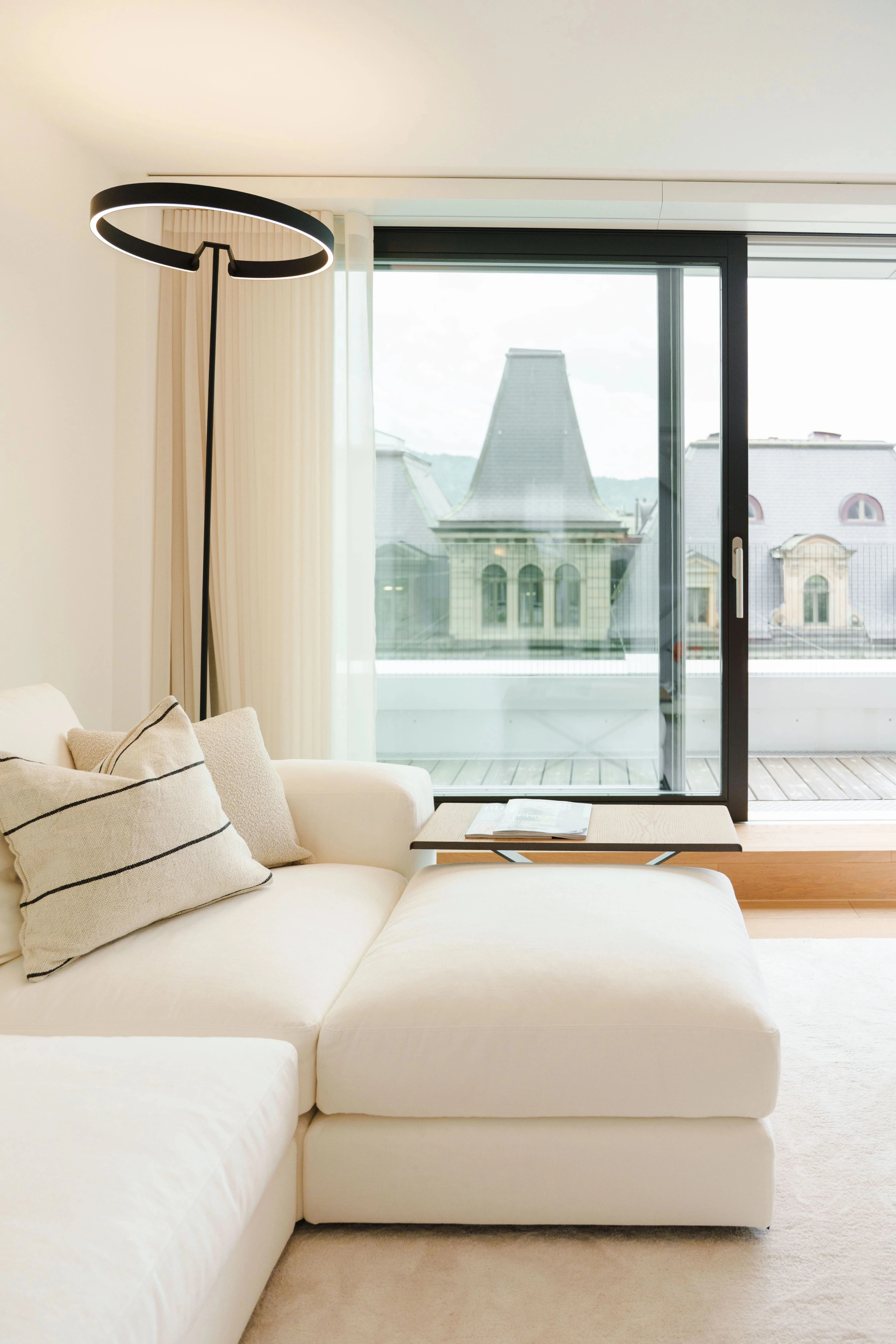 Minimalistische moderne Stadtwohnung | Upscale Interiors