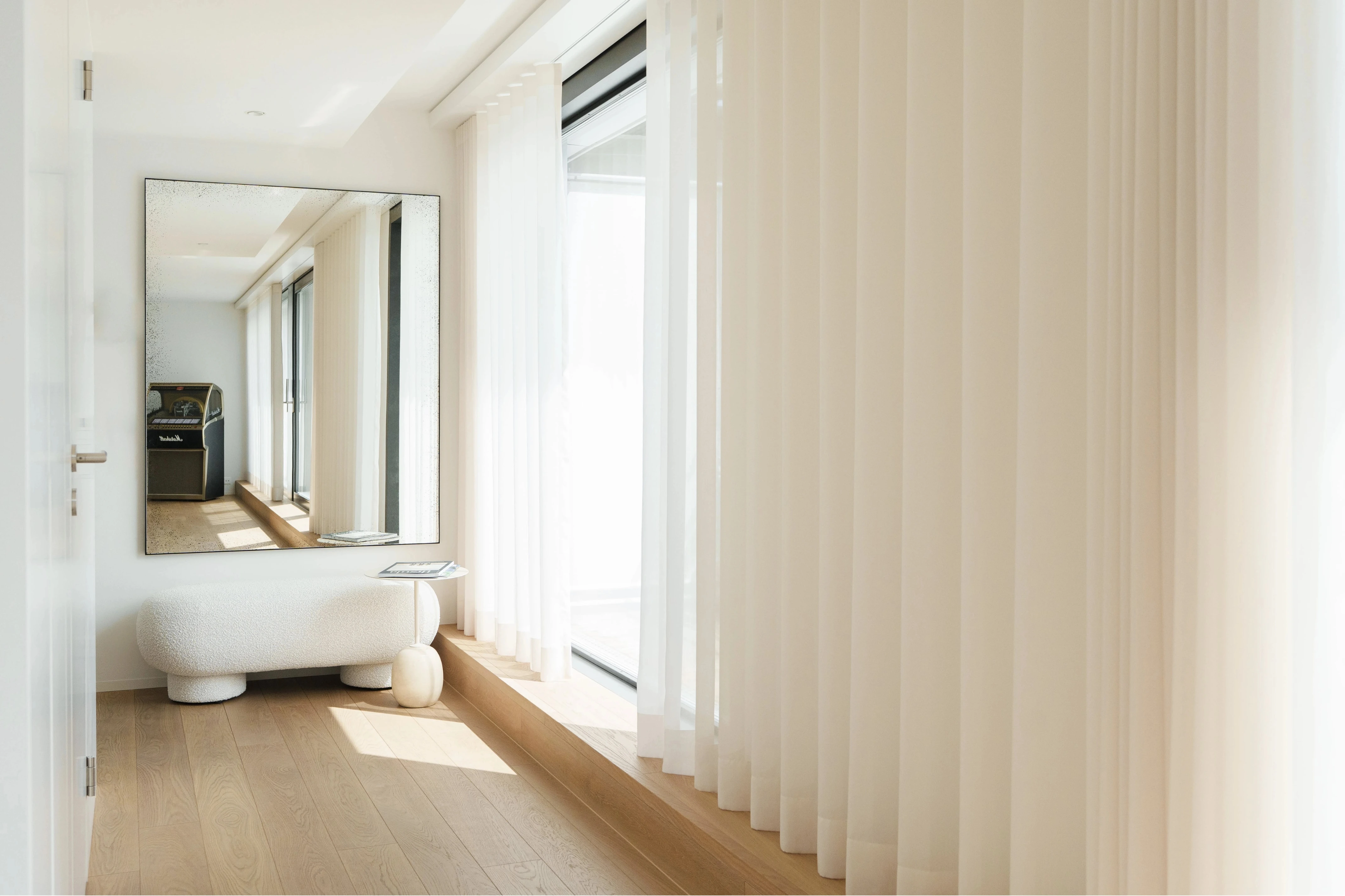 Minimalistische moderne Stadtwohnung | Upscale Interiors