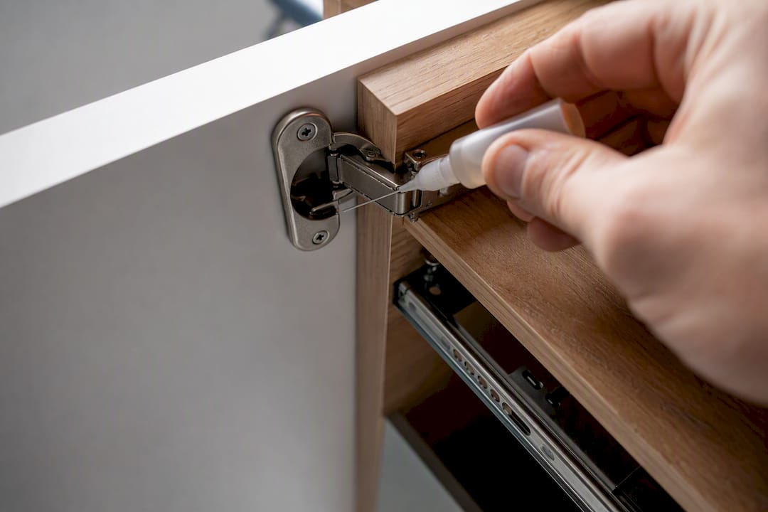 Lubricating a bespoke cabinet soft-close hinge
