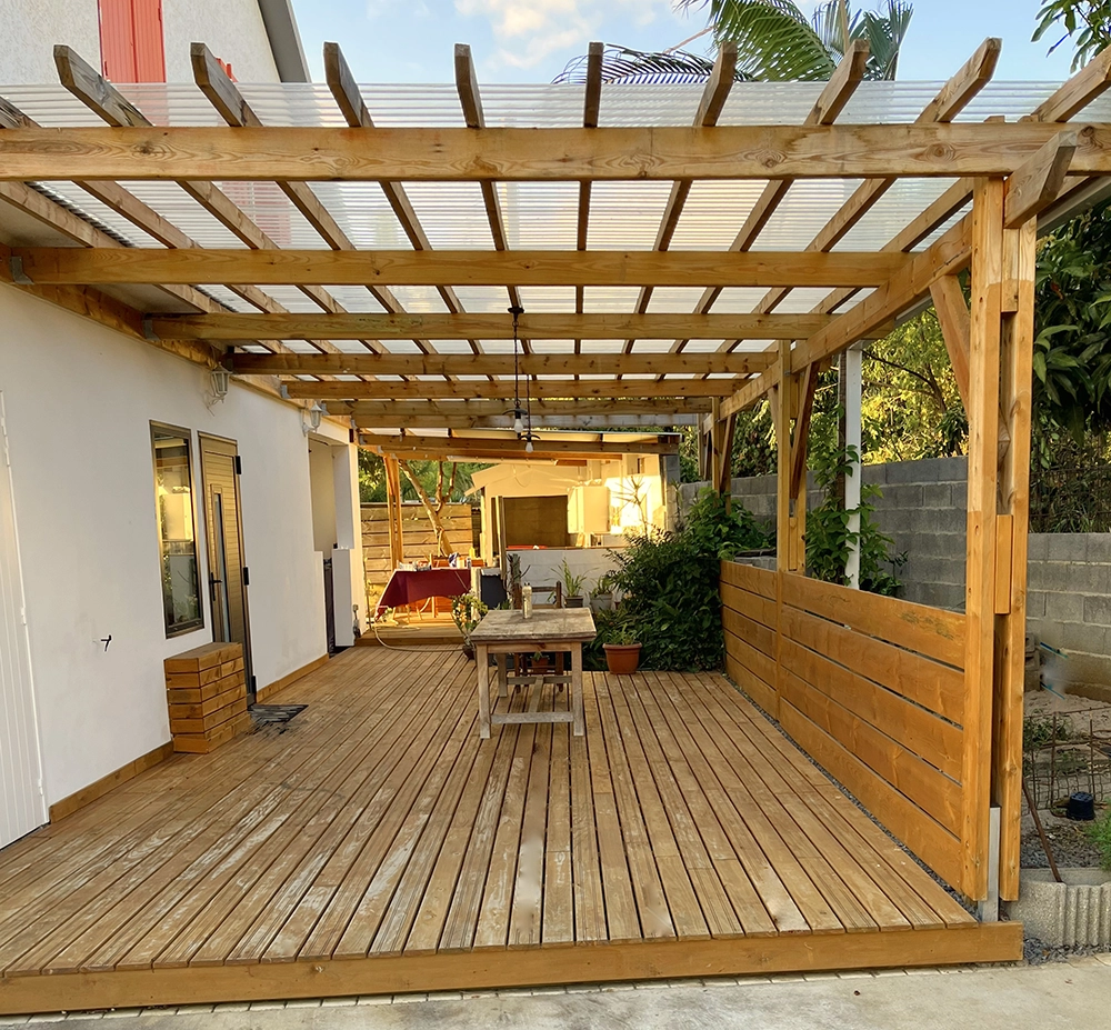 Extension de terrasse en bois à La Réunion 