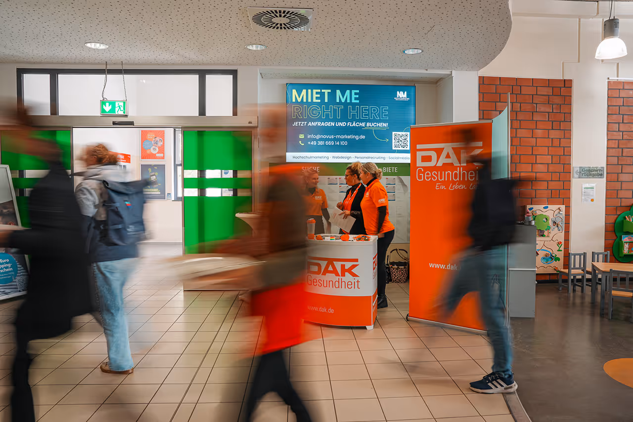 Ein Promotionstand der DAK in der Mensa Süd in Rostock. Hochschulmarketing von Novus Marketing. 
