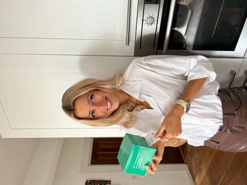 Janneke met het Viteezy doosje