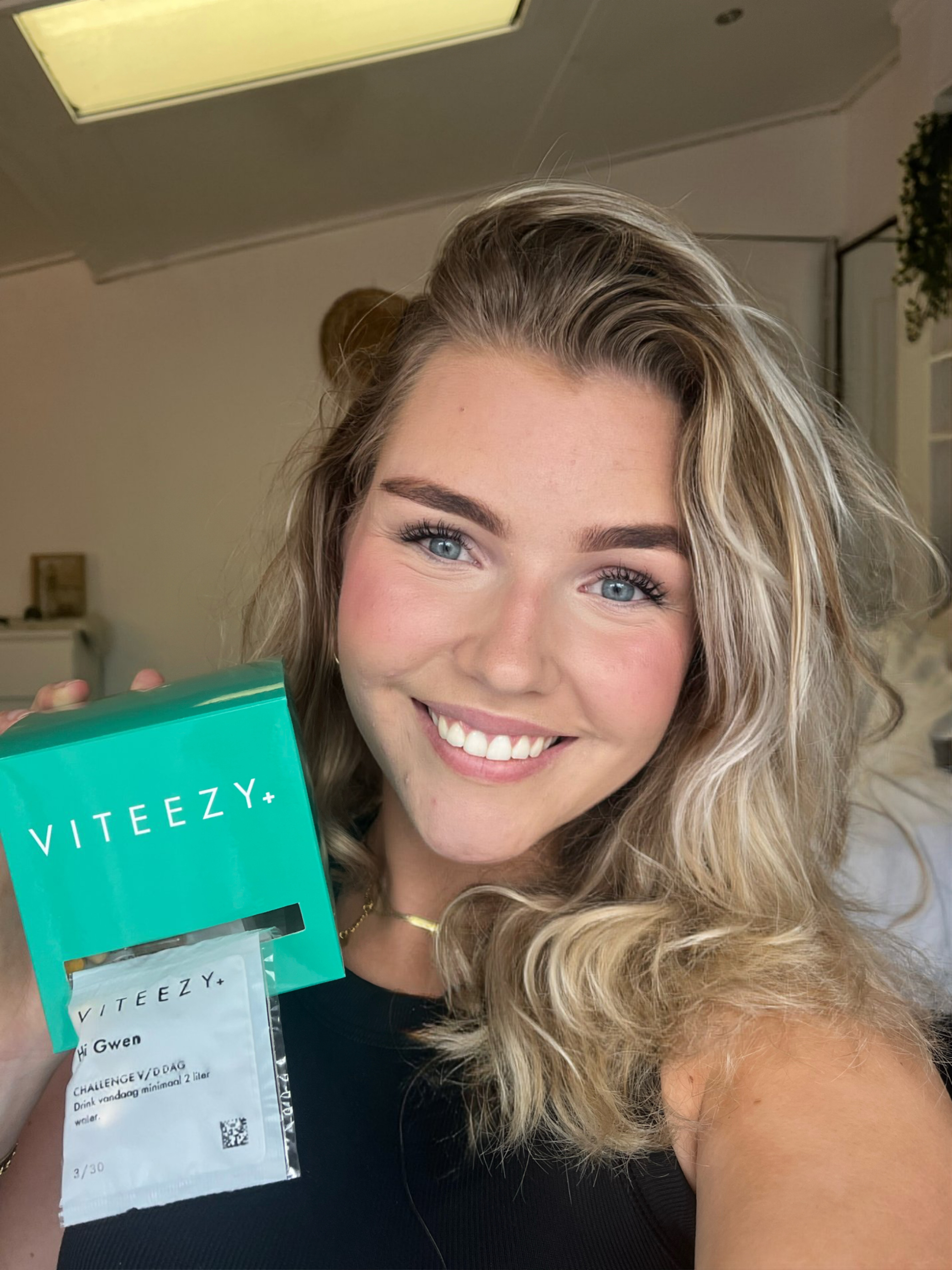 Gwen met Viteezy doosje