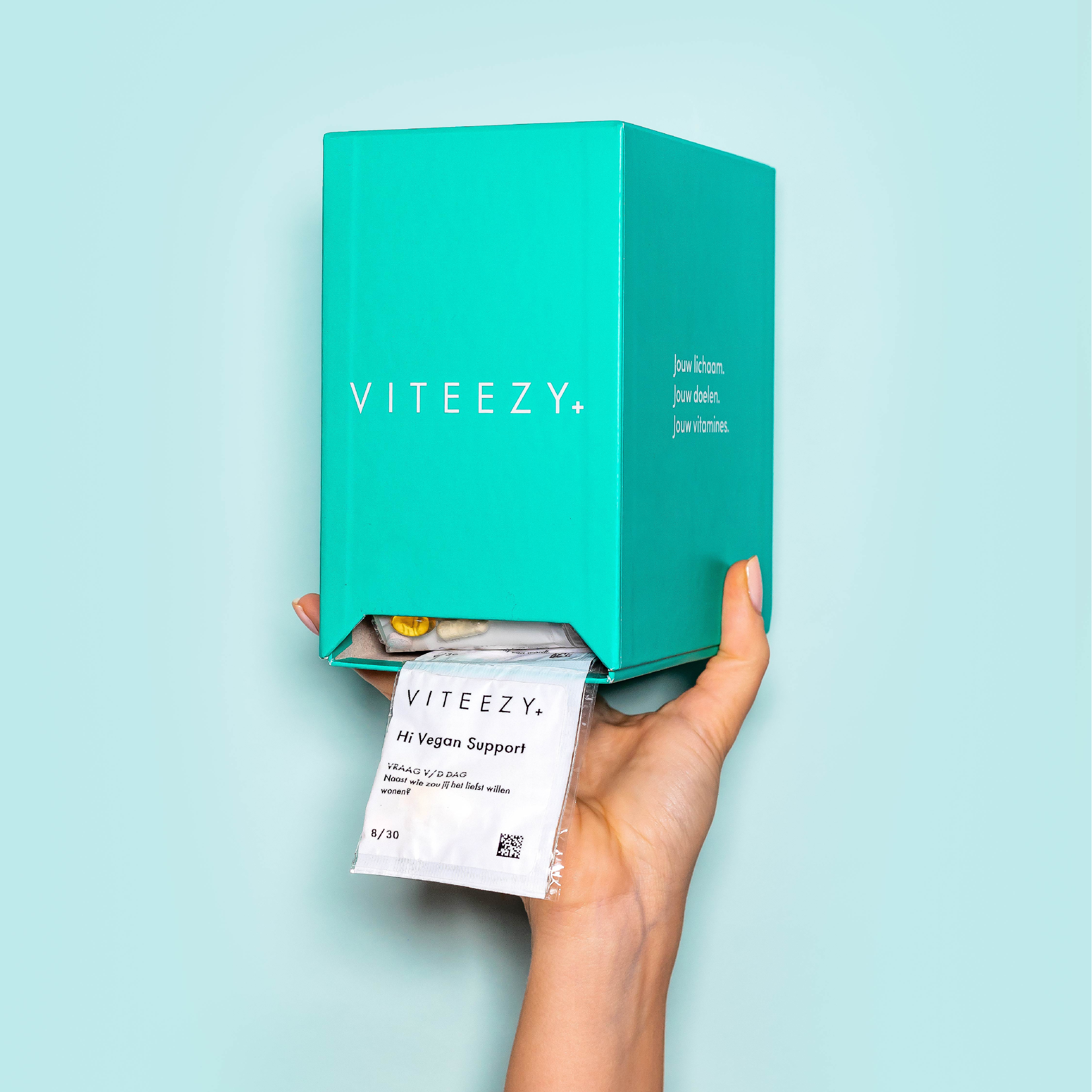 Viteezy 3 maanden doosje die vastgehouden worden door hand