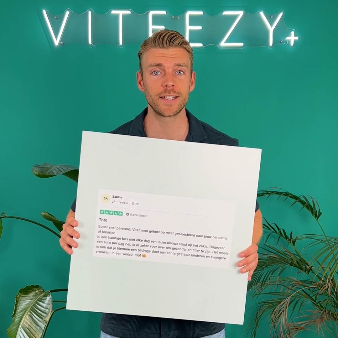 Founder van Viteezy met een klant review in zijn hand