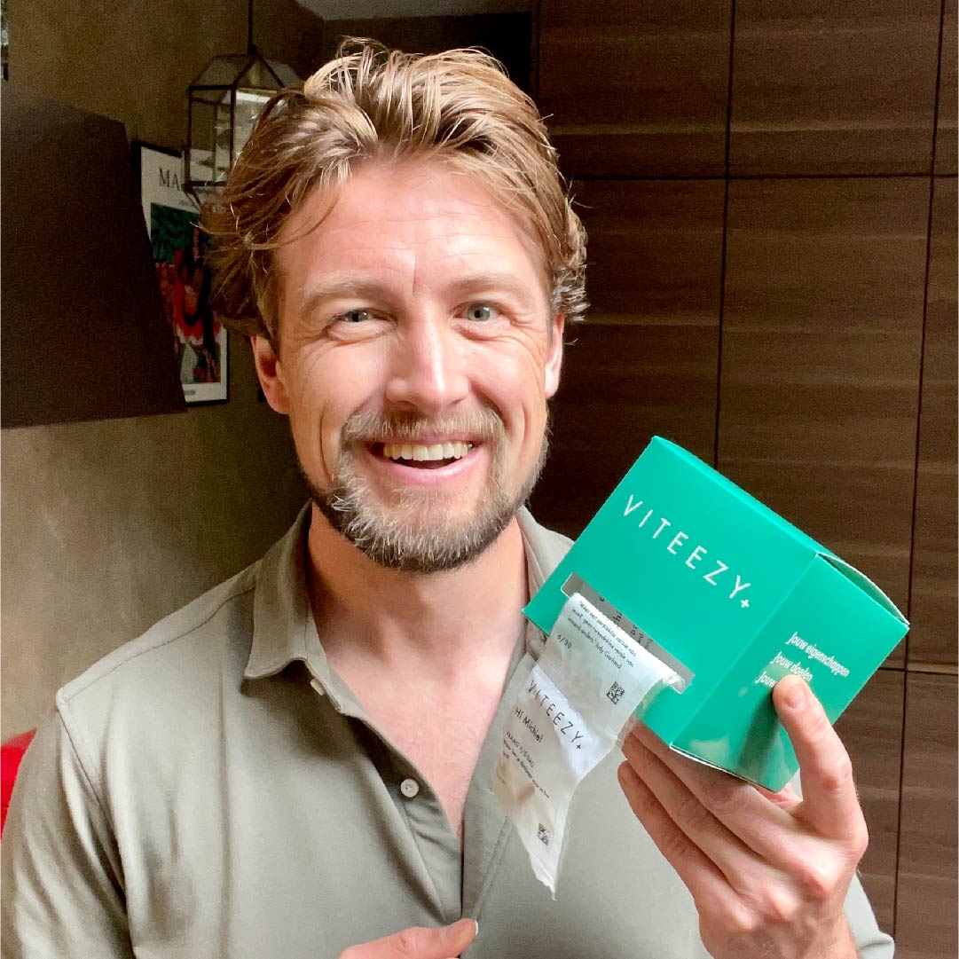Michiel met Viteezy doosje in zijn hand - vierkant