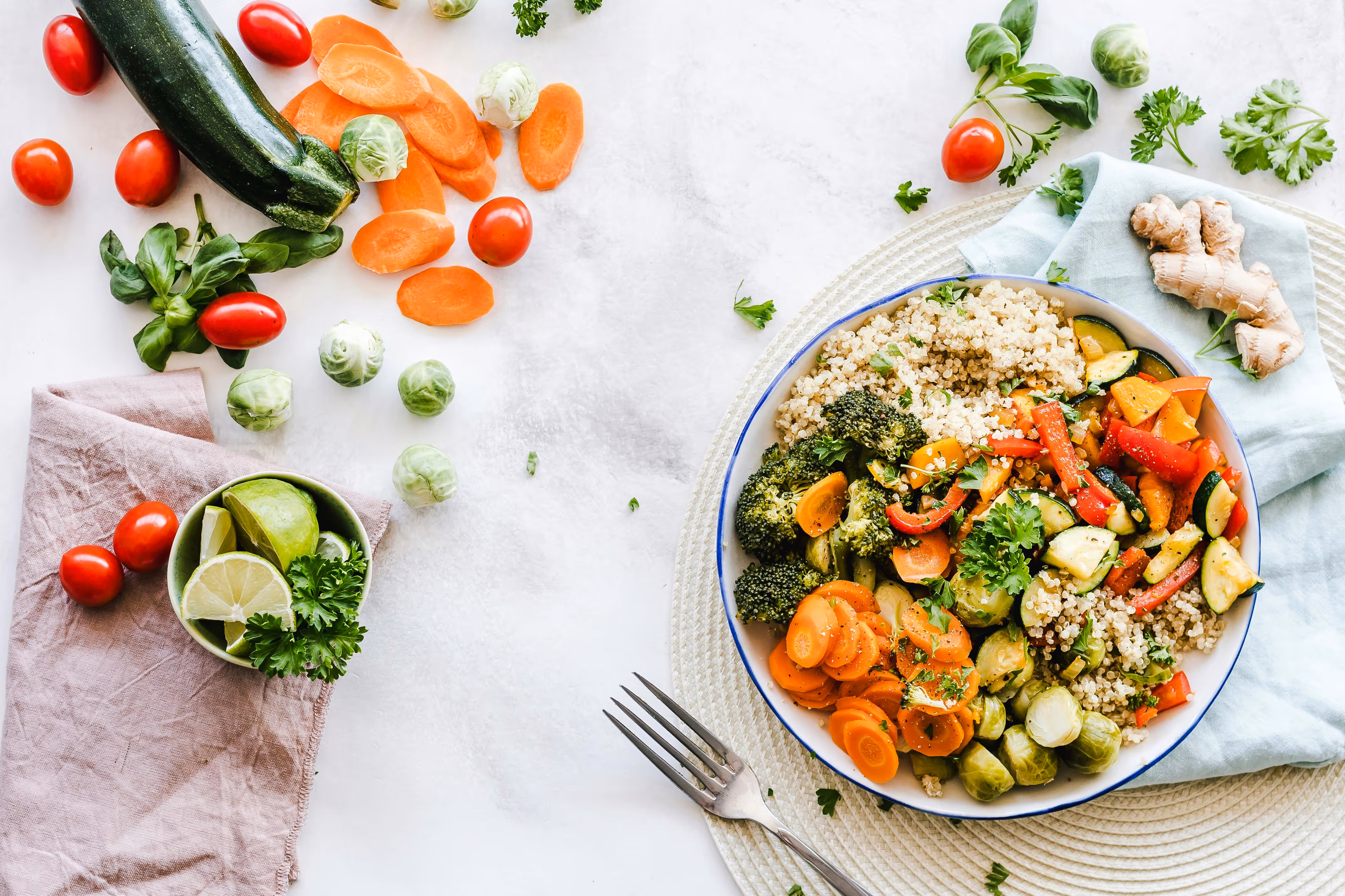 Assiette de quinoa avec brocoli, carottes, légumes sautés, choux de Bruxelles et épices fraîches.