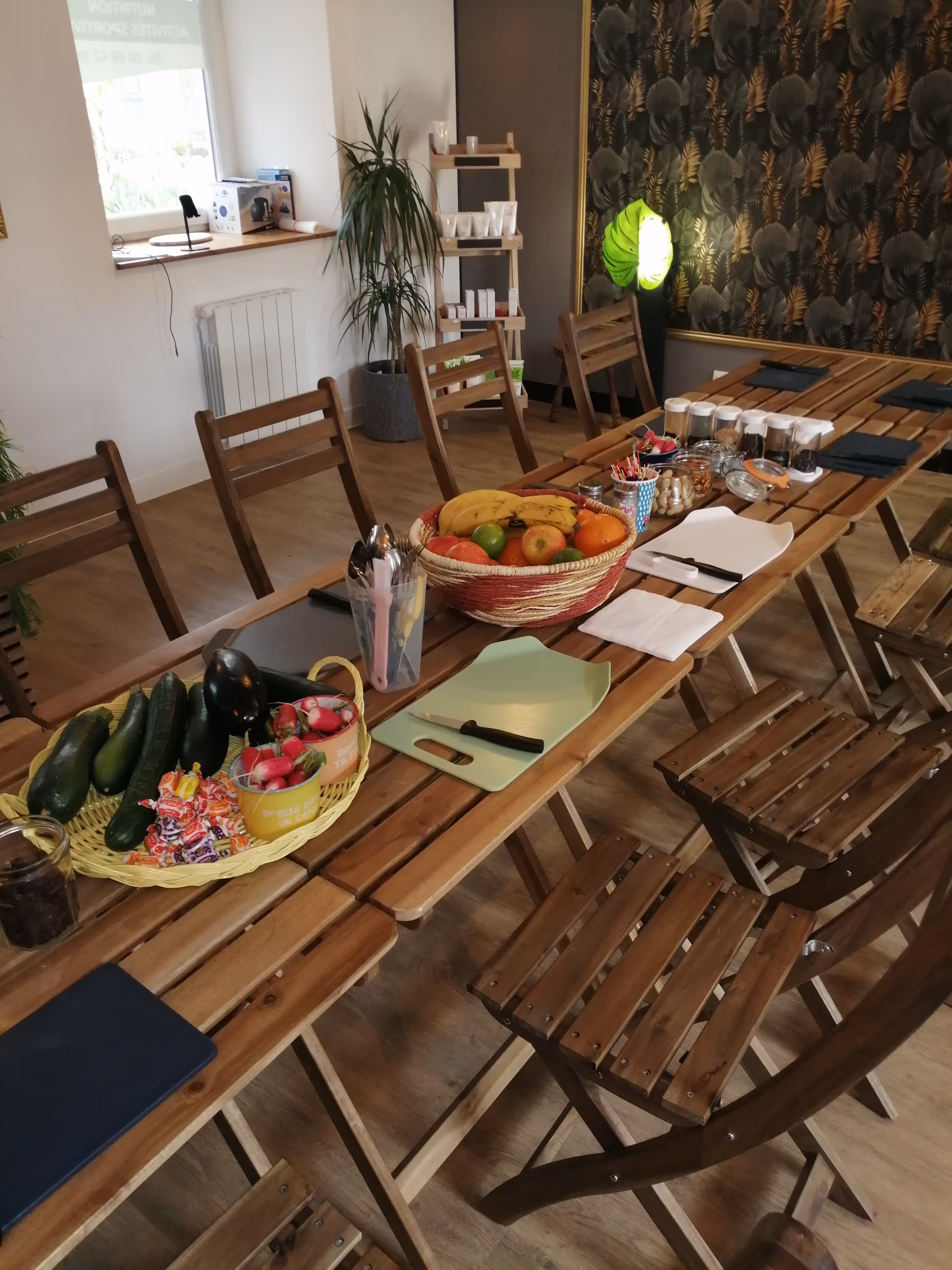 Une femme heureuse qui lâche prise devant un lever de soleil, bien être