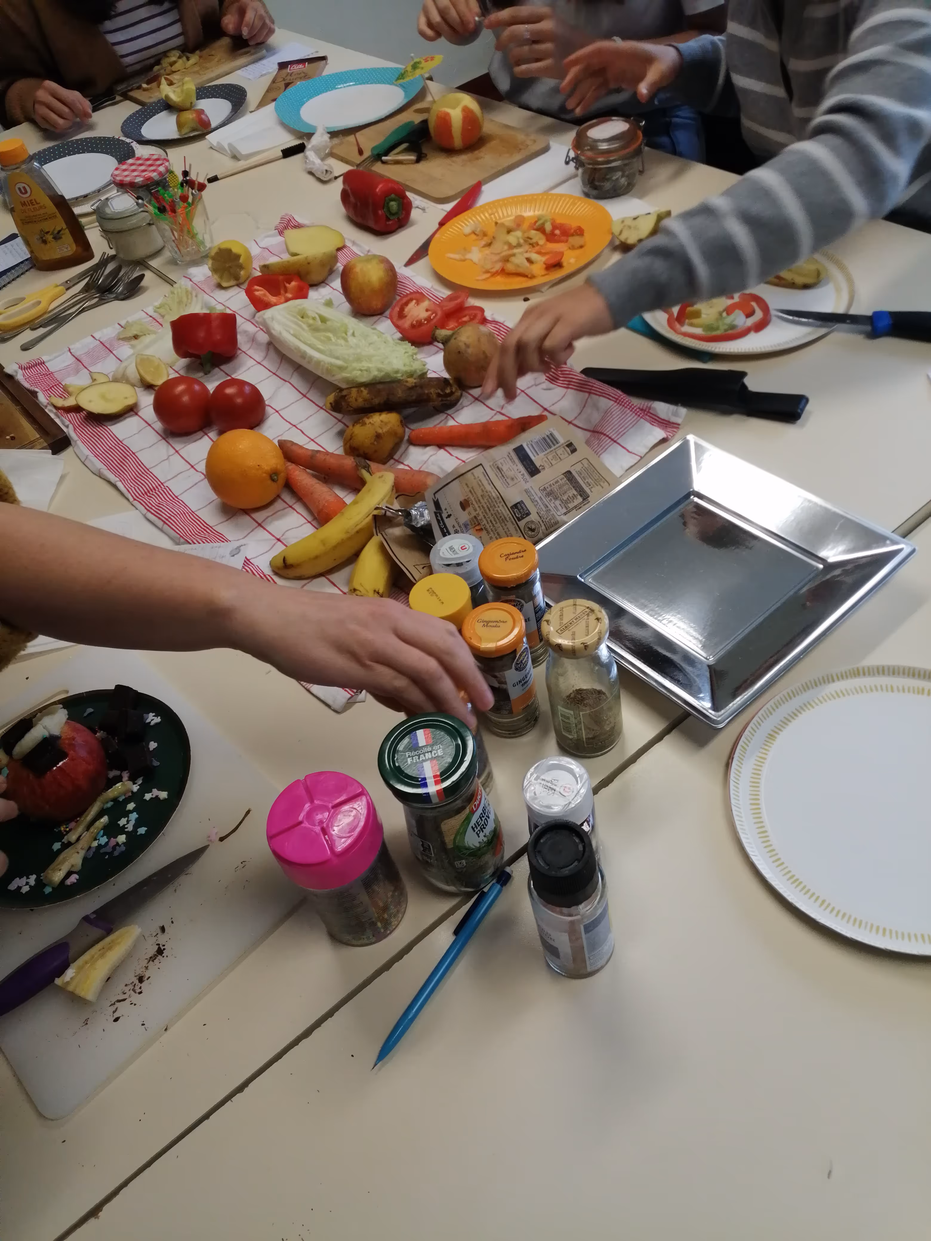Une pousse qui sort de terre, légumes qui pousse