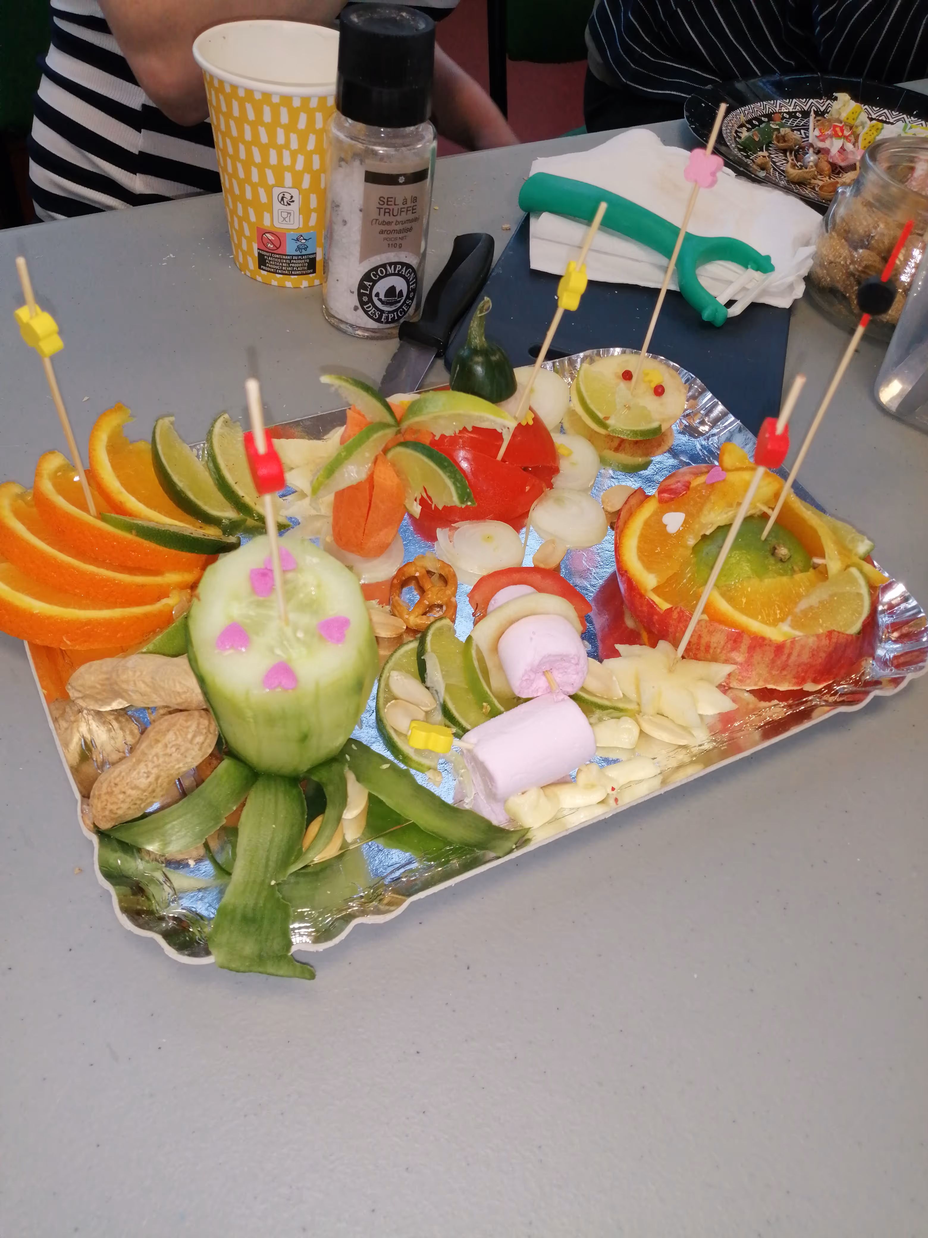 Une personne découpant des légumes sur un plan de travail