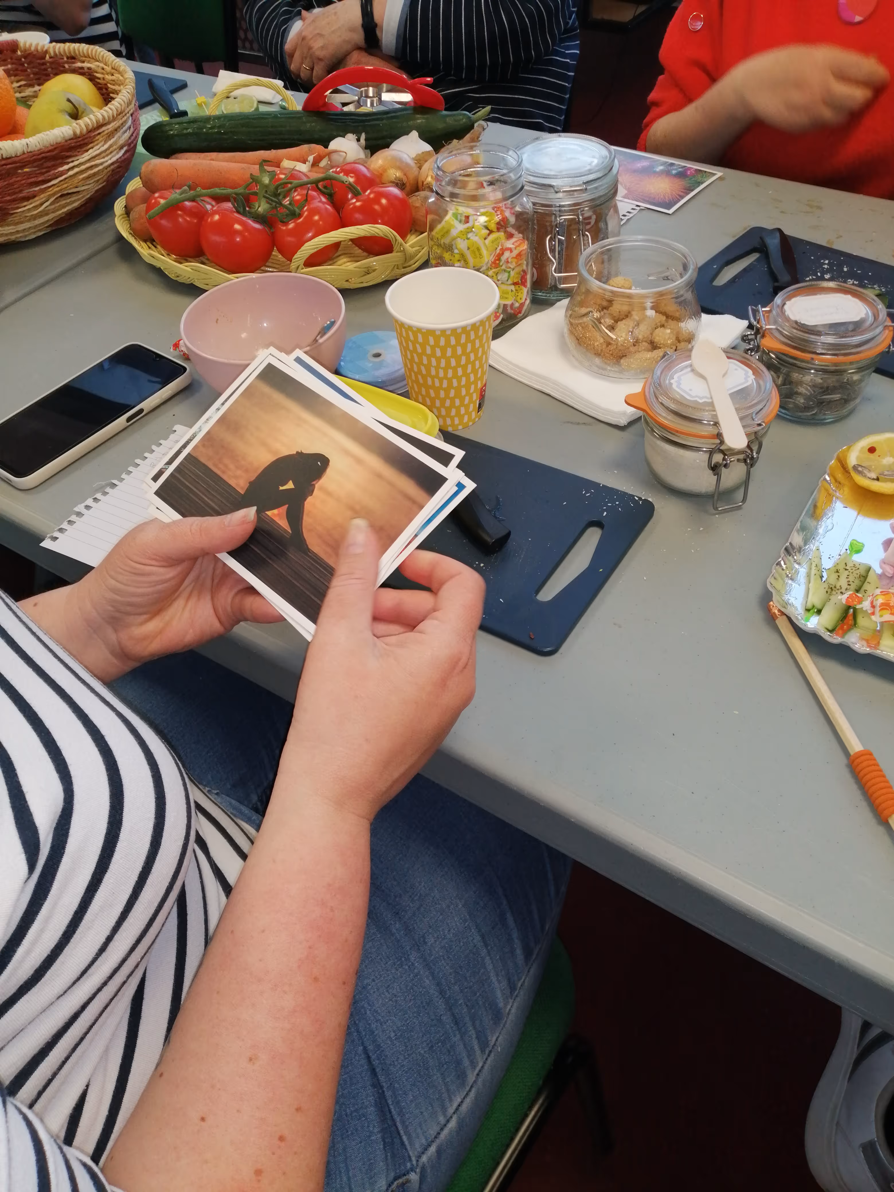 Une femme heureuse qui lâche prise devant un lever de soleil, bien être