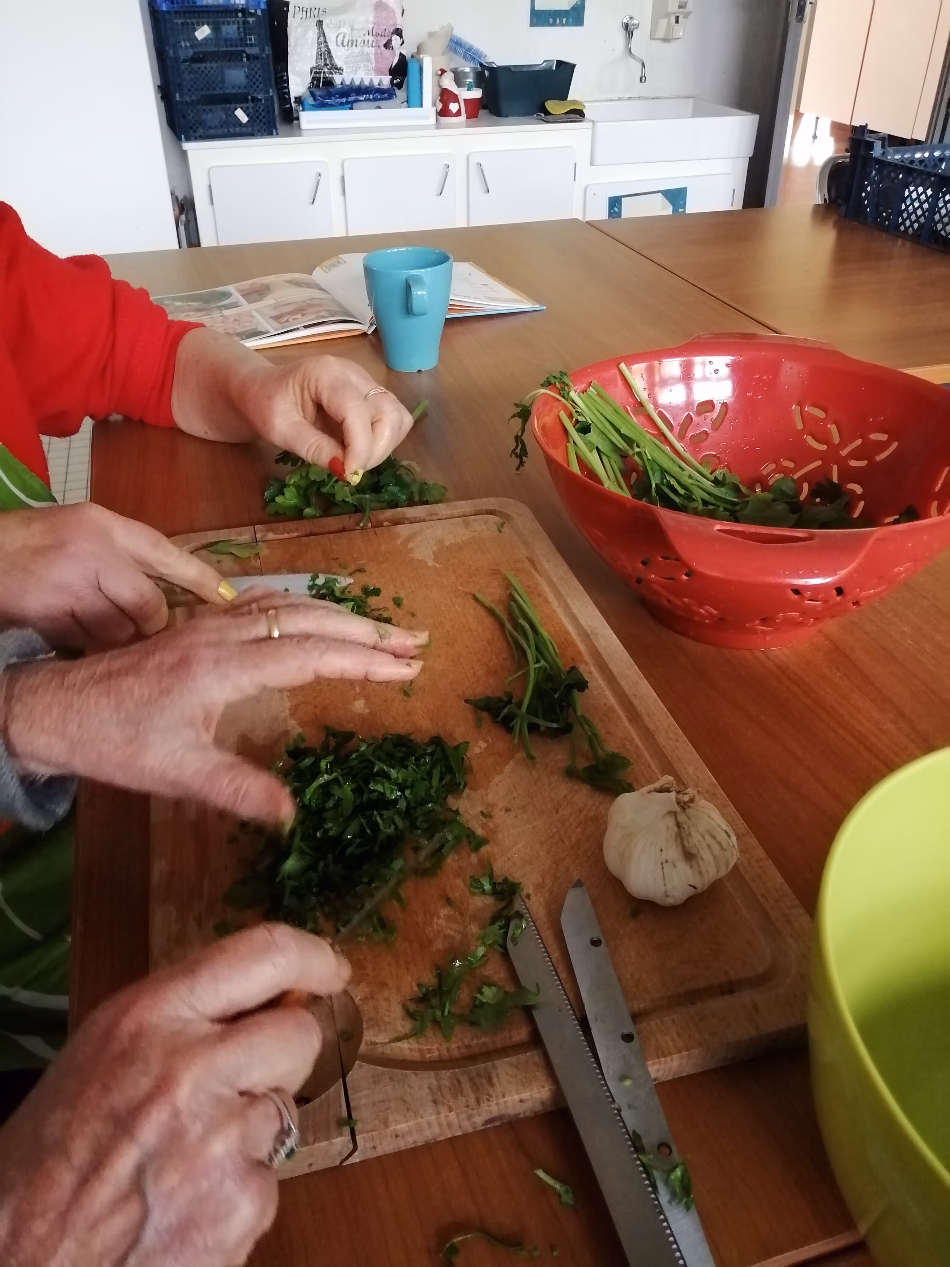 des épice's et des légumes avec une racine en forme de coeur humain