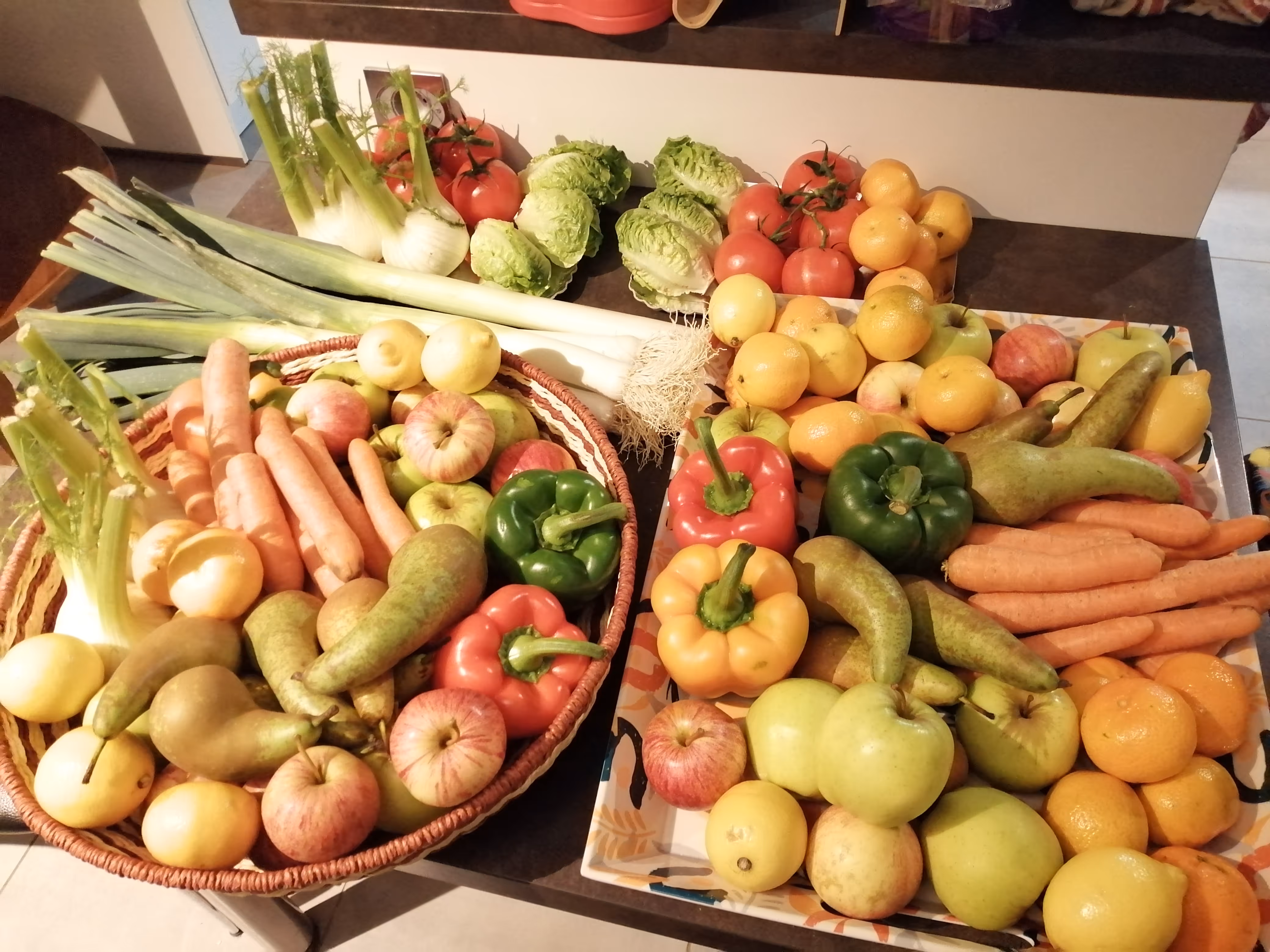 une table avec de la nourriture saine et bénéfique pour le corps