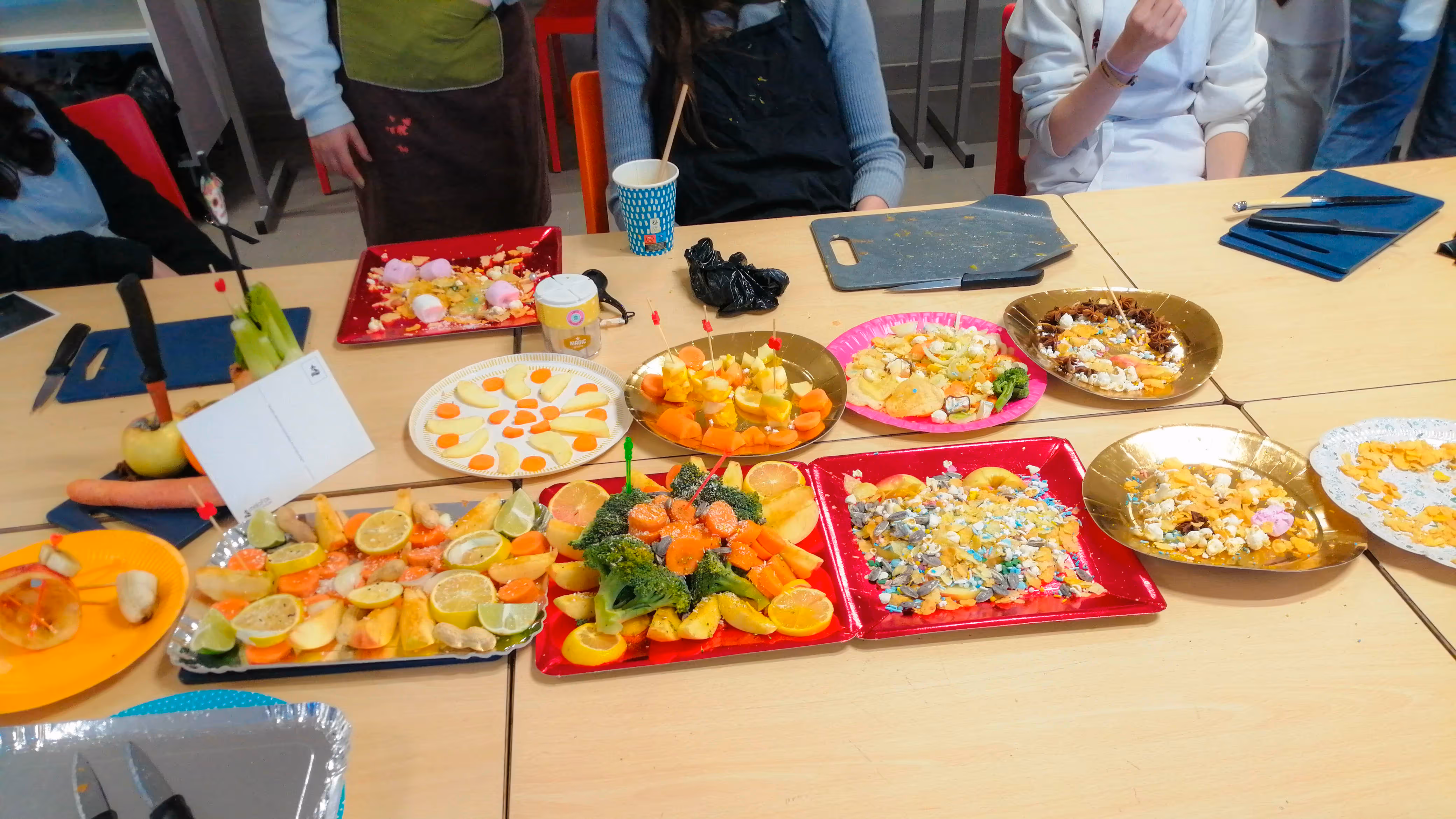 un canapé avec des fruits des légumes et des épices