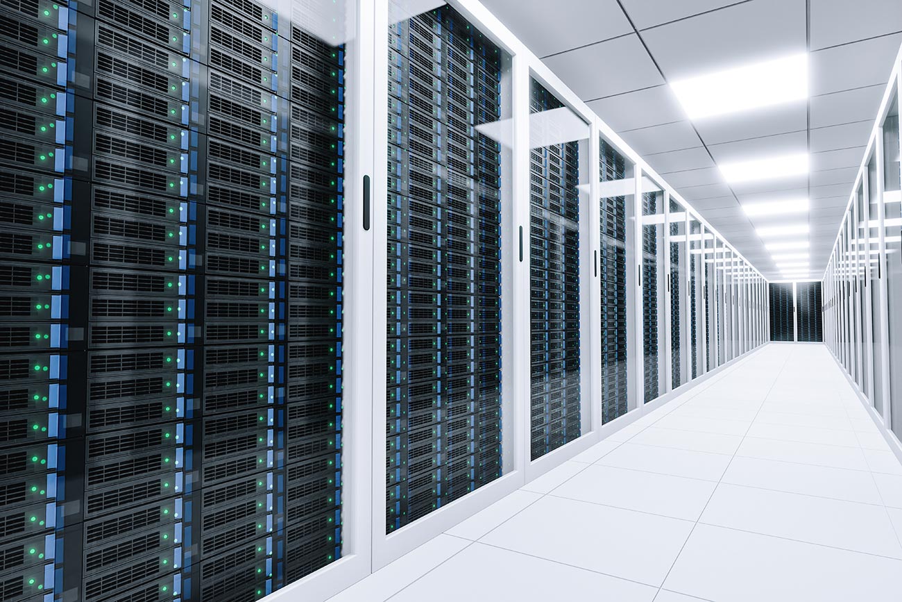 Ein sauberer, moderner Gang in einem Rechenzentrum mit langen Reihen von Server-Racks hinter Glastüren. Der Raum ist hell beleuchtet, hat einen weißen Bodenbelag und leuchtende grüne und blaue Statusleuchten an den Servern, die die mit erneuerbarer Energie betriebene digitale Infrastruktur symbolisieren.