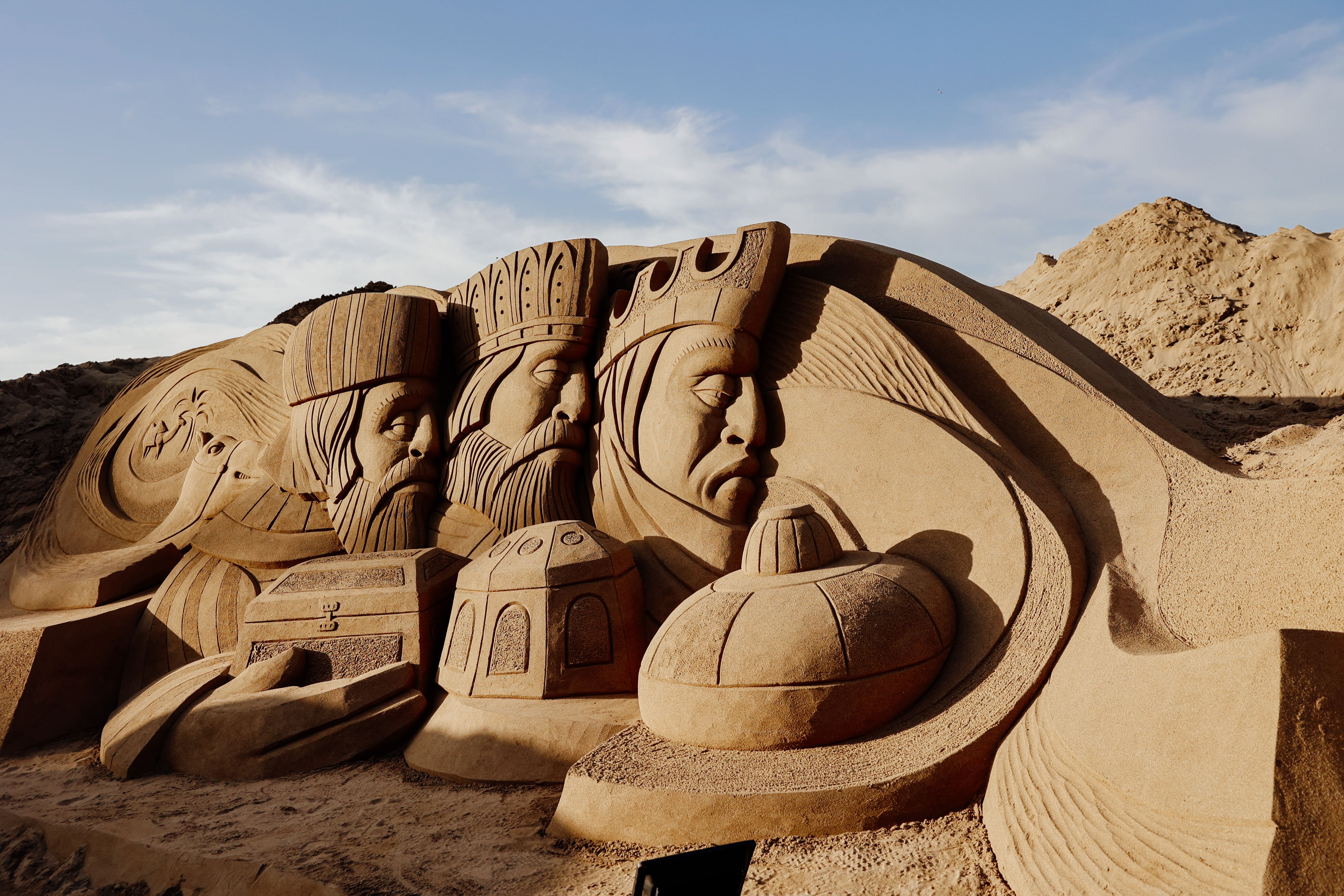 Monumental escultura de arena de los Tres Reyes Magos en el famoso Belén de Arena de la Playa de Las Canteras