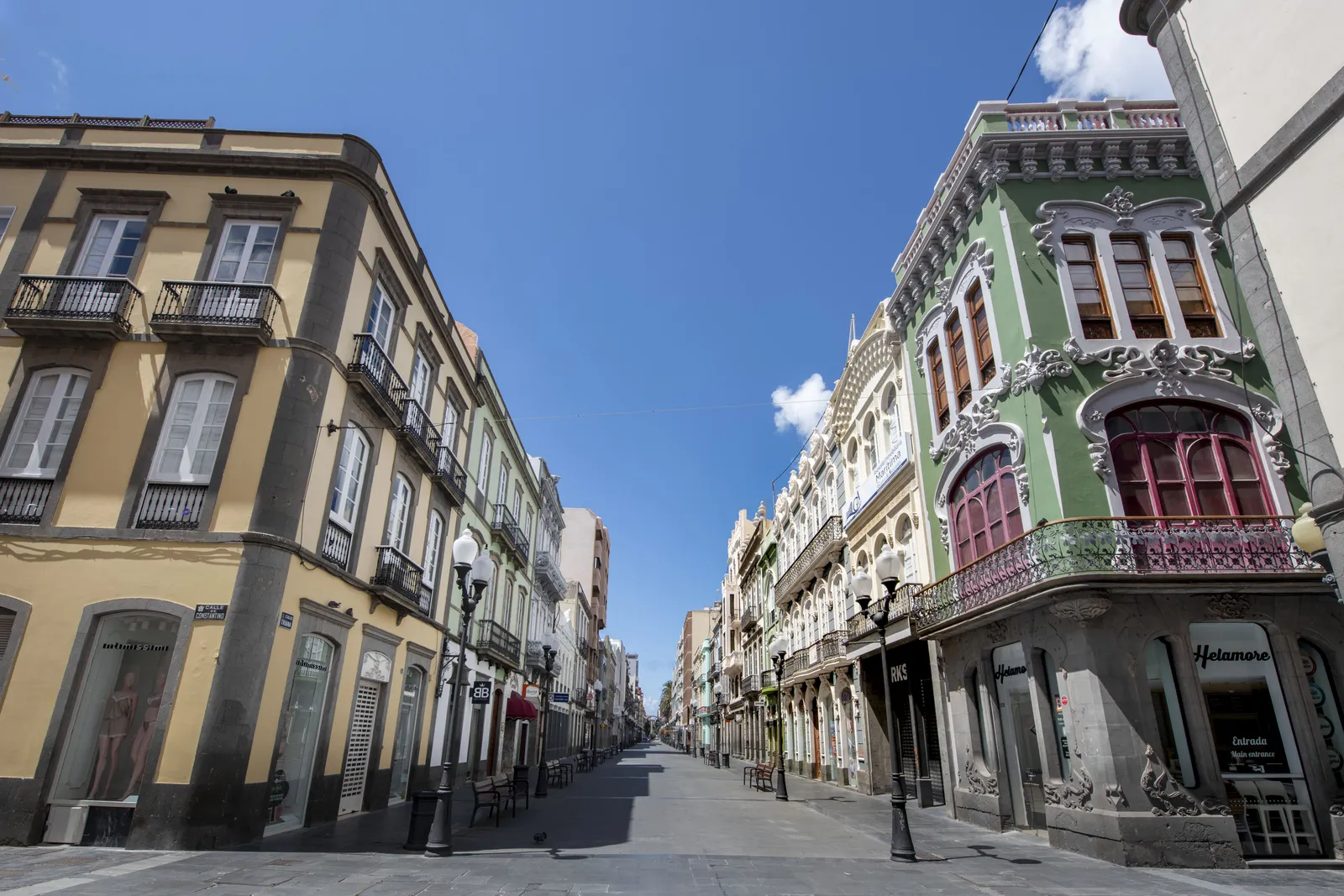 Perspectiva de la emblemática e histórica Calle Triana en Las Palmas de Gran Canaria destacando sus coloridas fachadas modernistas