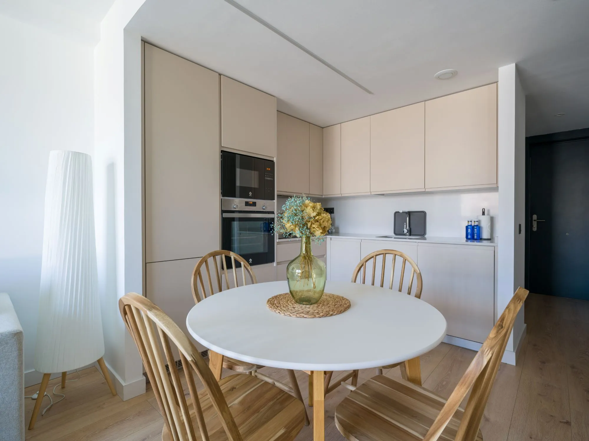 Cocina, en apartamento, independiente, para lograr tus vacaciones a tu ritmo, con calidad en Gran Canaria, amplio salón, mobiliario cómodo y moderno