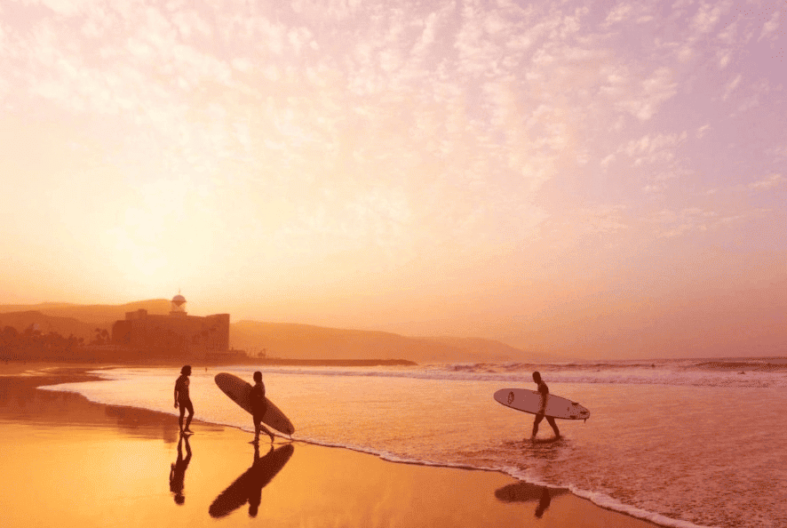 atardecer surf verano vacaciones en las palmas de Gran Canaria, Las Canteras la mejor playa del mundo
