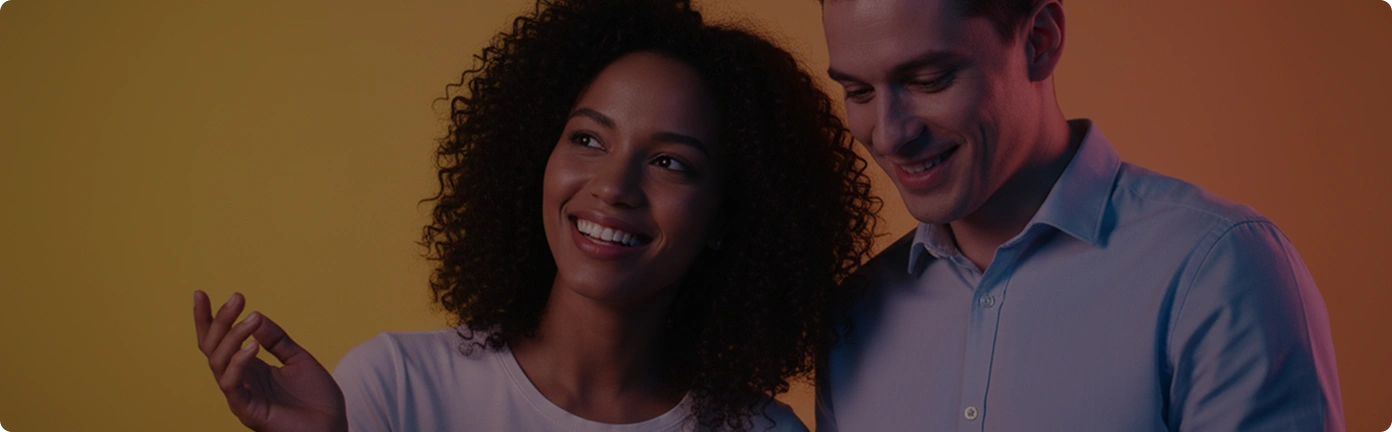 Um homem e uma mulher aprendendo no celular no treinamento corporativo.