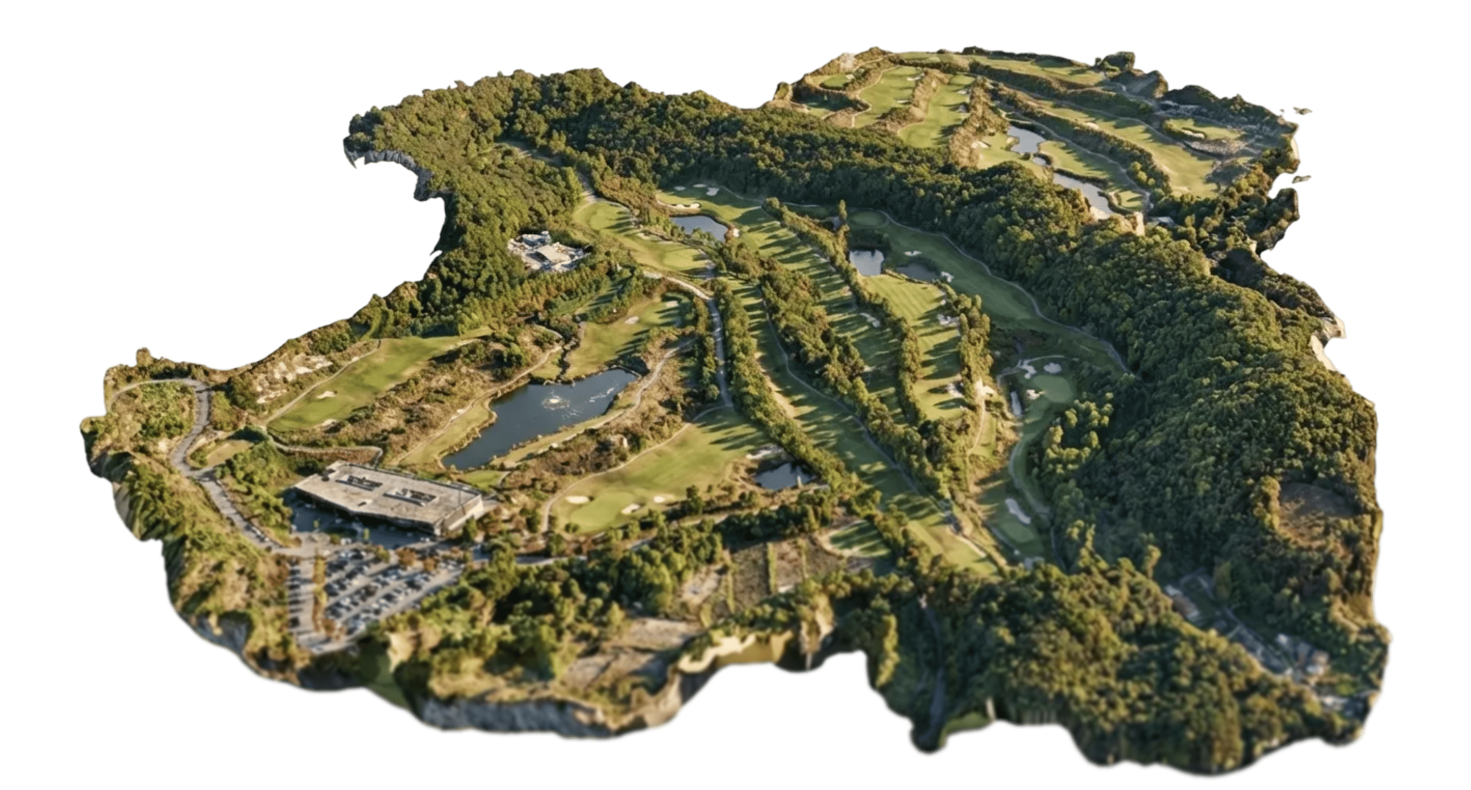 울창한 숲으로 둘러싸인 여러 페어웨이와 연못이 있는 고급 골프 코스 전경.