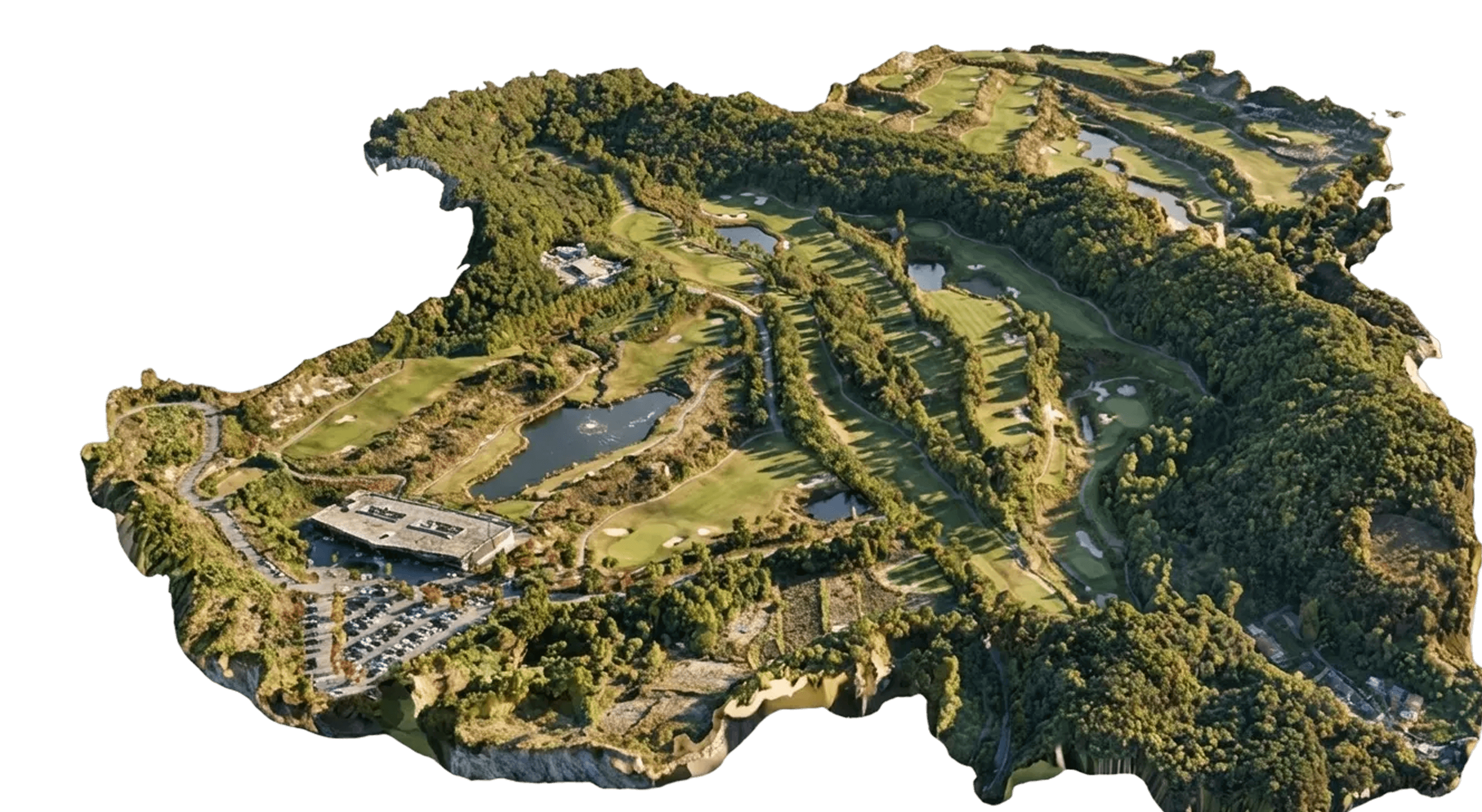 울창한 숲으로 둘러싸인 여러 페어웨이와 연못이 있는 고급 골프 코스 전경.