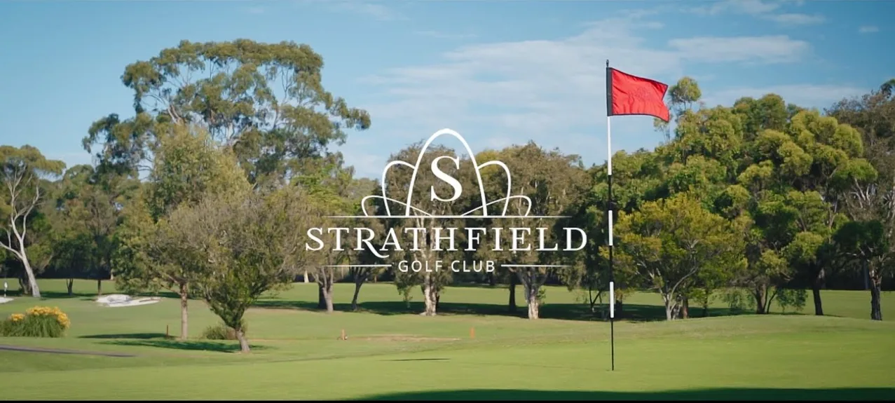 Strathfield Golf Club의 골프 코스와 붉은 깃발