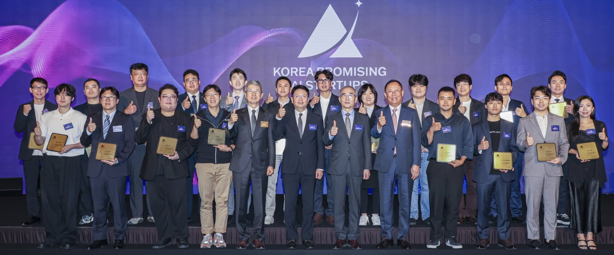 16일 서울 송파구 소피텔 앰배서더 호텔에서 열린 '코리아 프라미싱 AI 스타트업 2025'에서 김영섭 KT대표이사와 김정호 한국경제신문사장 등이 수상자들과 기념촬영을 하고 있다. 임형택 기자