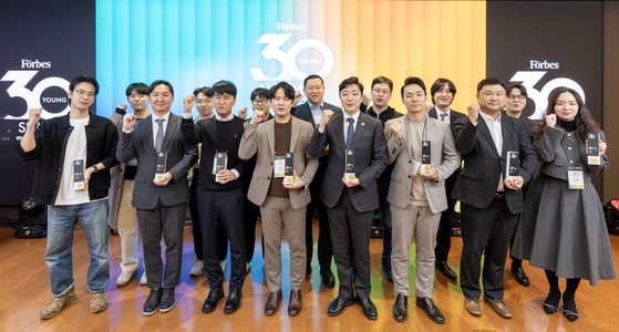 2025 ‘Y30 AI 서밋’에 선정자들이 기념촬영을 하고 있다. 김정훈 기자