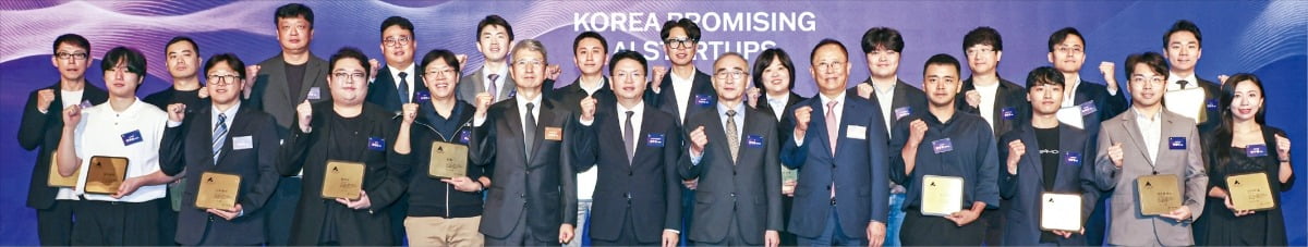 < K스타트업 유망주 모였다 > 국내 유망 인공지능(AI) 스타트업을 발굴해 지원하는 ‘코리아 프라미싱 AI 스타트업 2025(KPAS 2025)’가 16일 서울 신천동 소피텔앰배서더서울 호텔﻿에서 열렸다. 심사위원장인 송은강 캡스톤파트너스 대표(앞줄 왼쪽 다섯 번째부터), 김학균 한국벤처캐피탈협회 회장, 김영섭 KT 사장, 김정호 한국경제신문 사장이 수상자들과 기념촬영하고 있다.  /임형택 기자