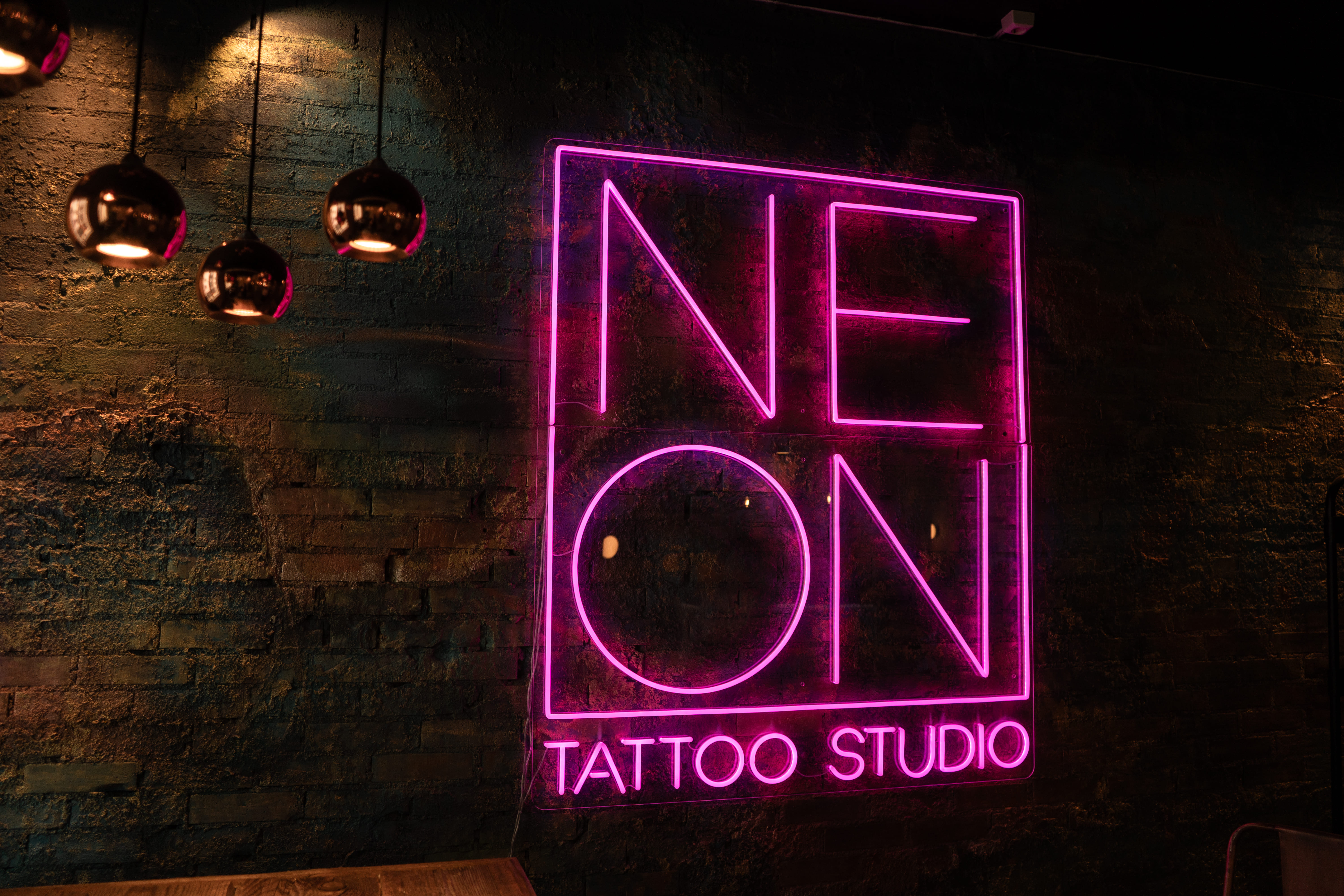 Bidle av neon skiltet