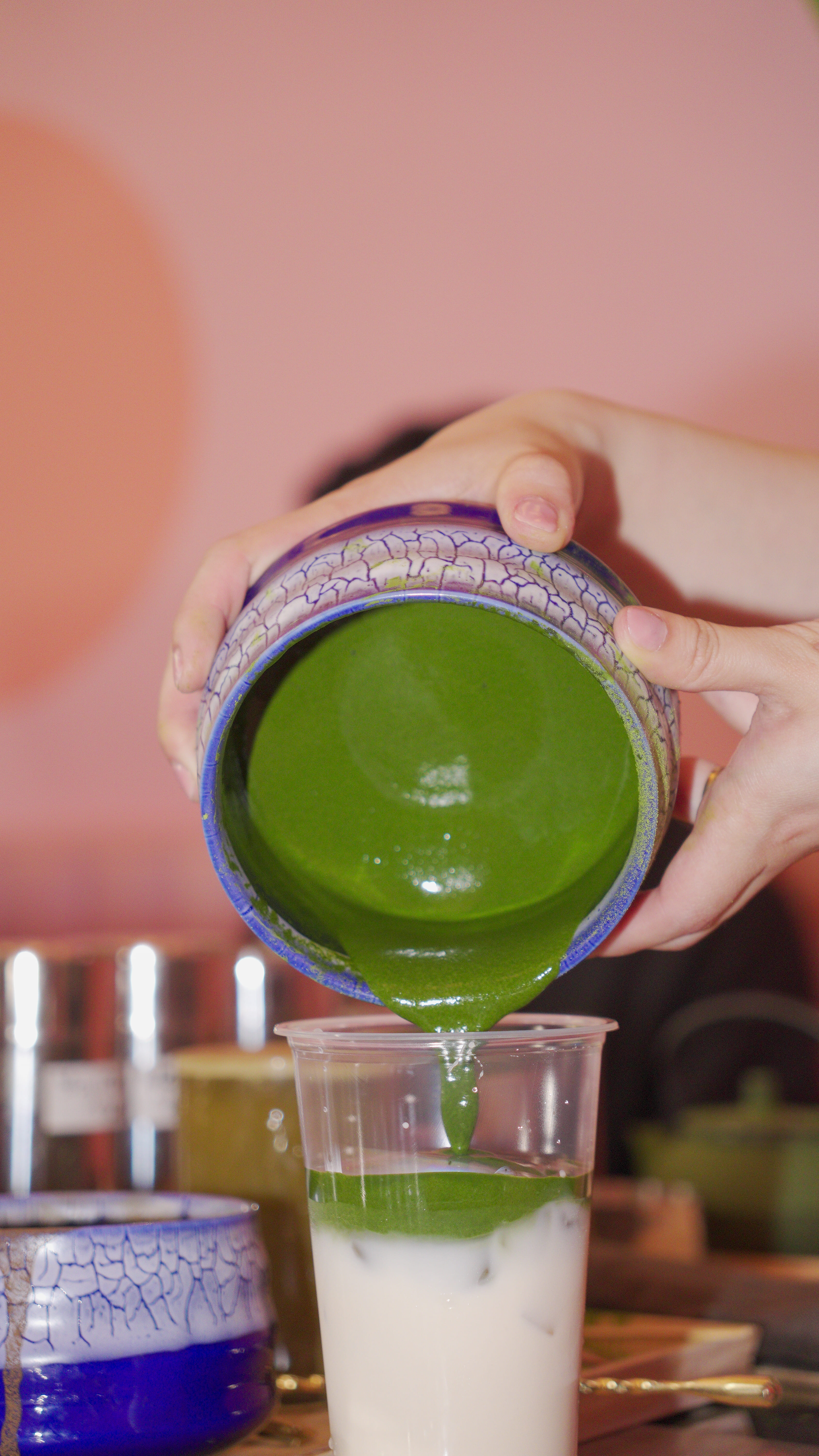 Matcha som helles i en kopp