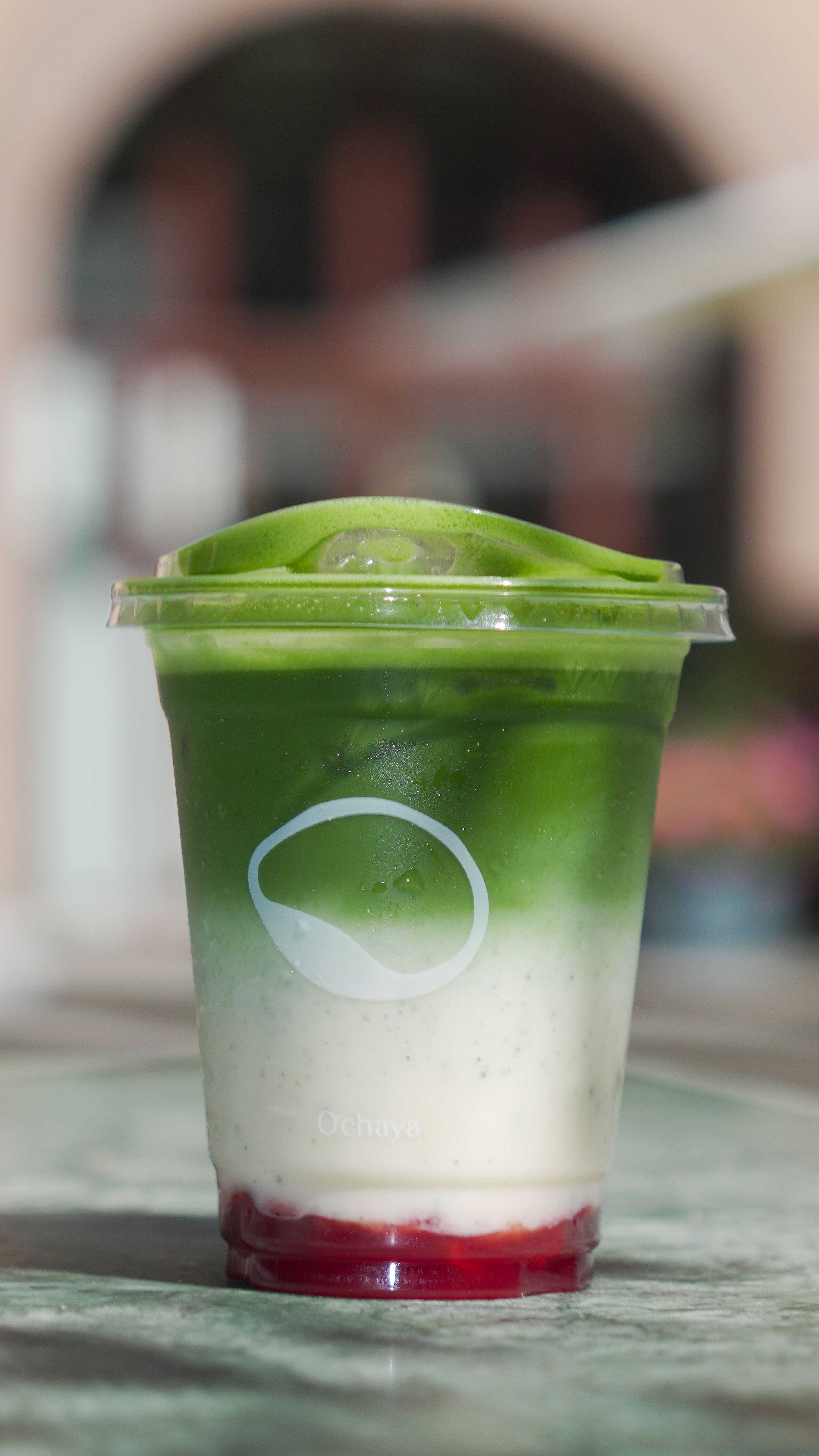 nærbilde av strawberry matcha latte