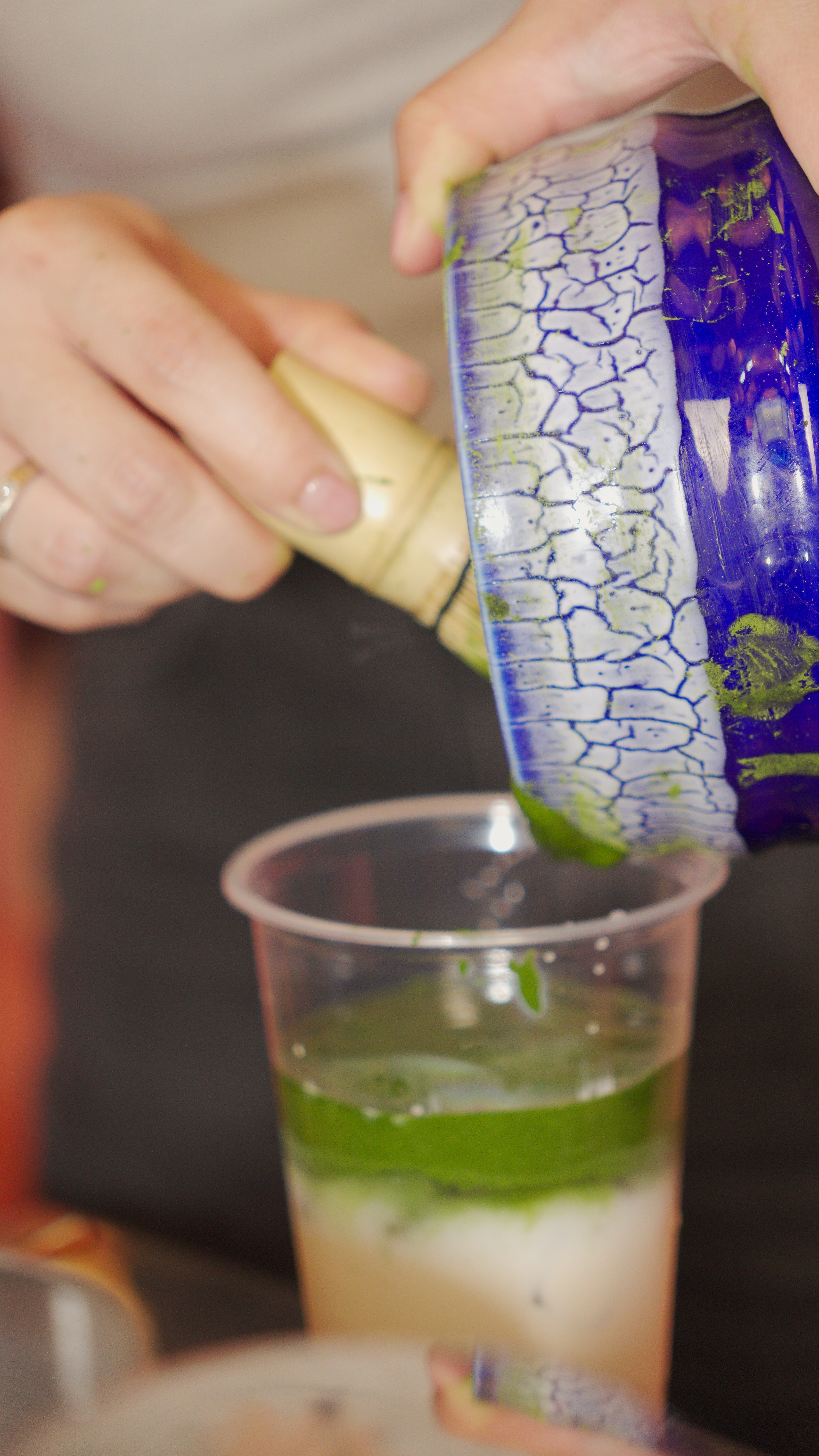 matcha som helles i en kopp