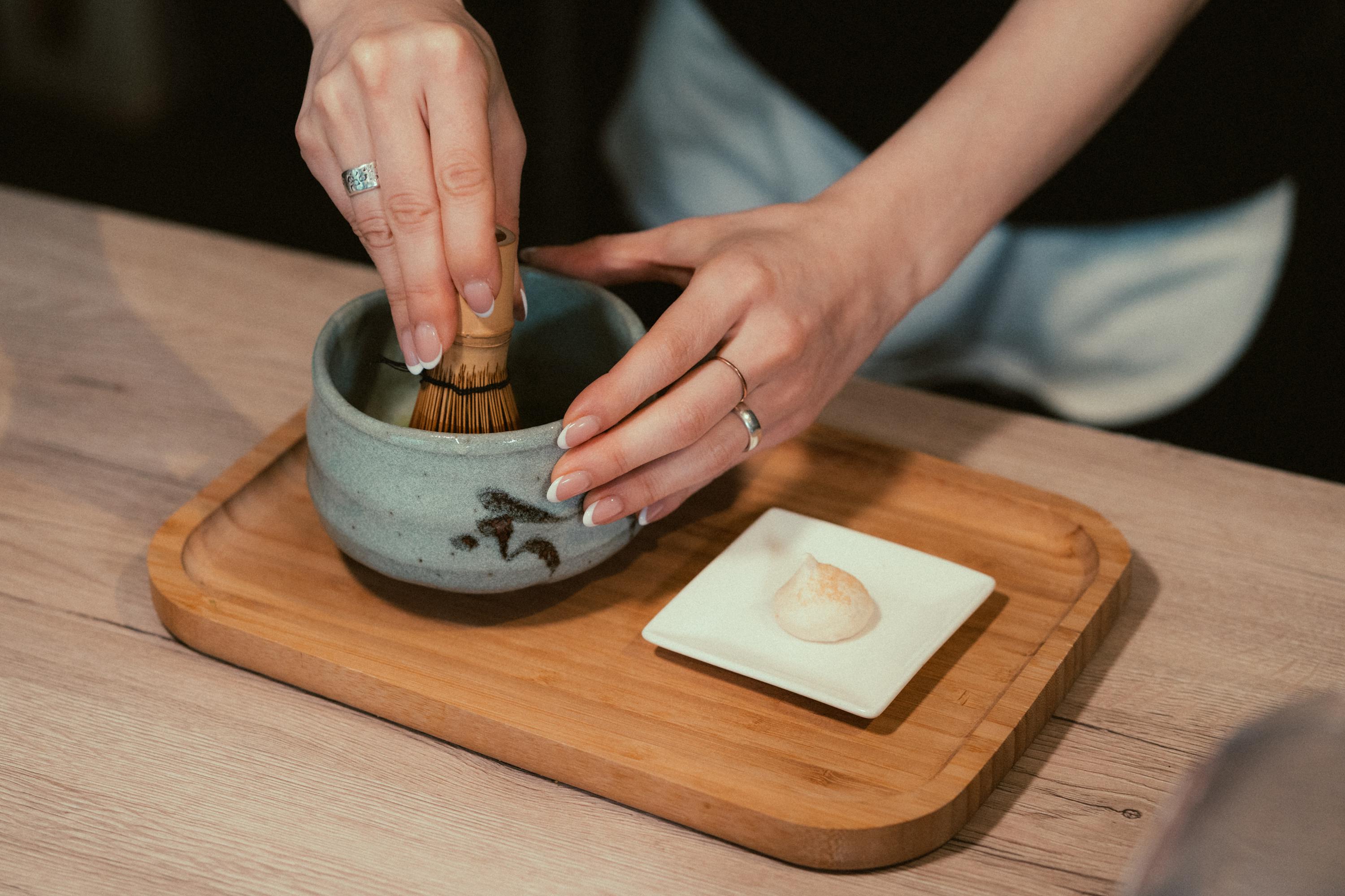 En dame som visker matcha