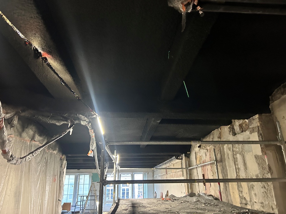 Deckfarbe in schwarz matt