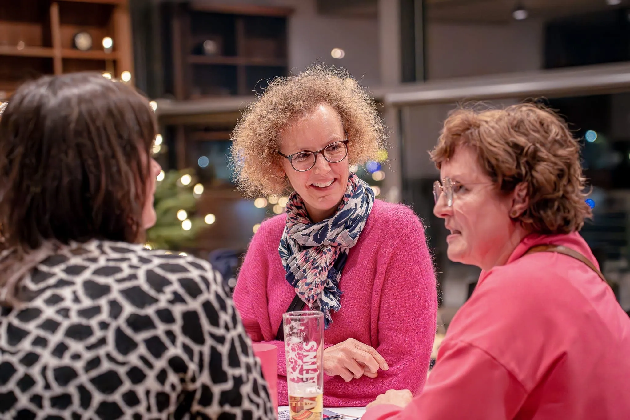 Besucherinnen im Gespräch beim Abendprogramm des Knieforum Münsterland