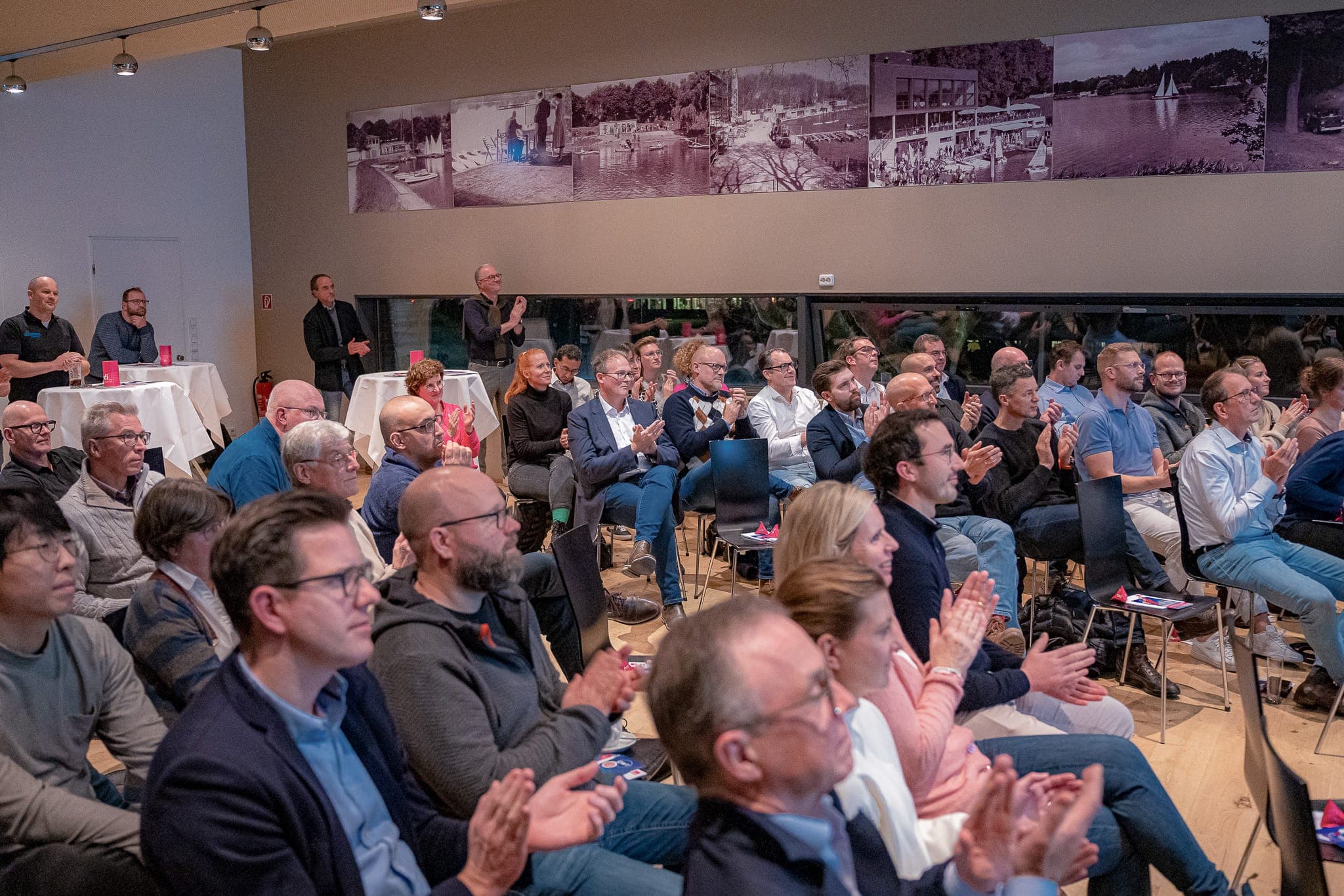 Zahlreiche Teilnehmer verfolgen aufmerksam einen Vortrag beim Knieforum Münsterland 2023