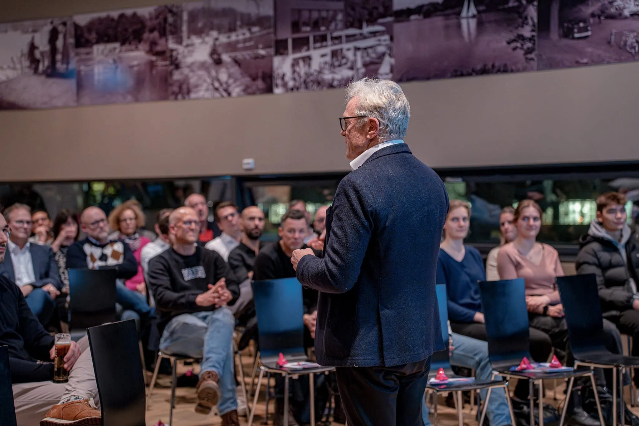 Ein Referent spricht vor großem Fachpublikum beim Knieforum Münsterland