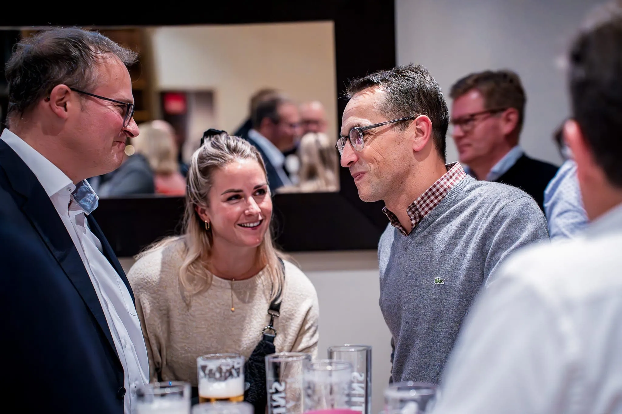 Besucher im Austausch bei einem Stehempfang beim Knieforum Münsterland 2023