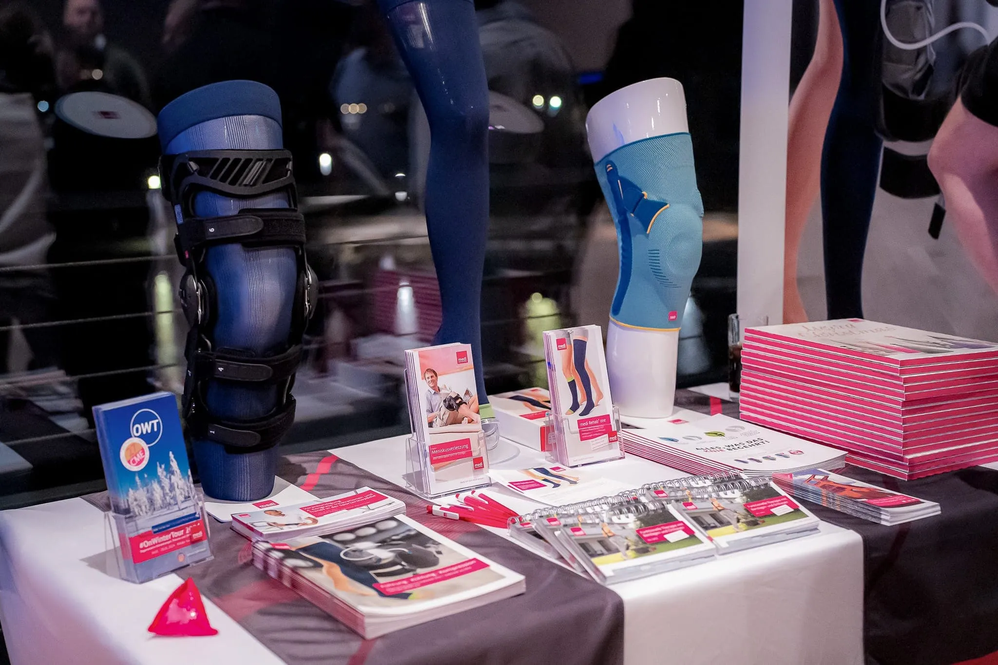 Orthopädische Produkte und Infomaterial an einem Ausstellerstand beim Knieforum Münsterland