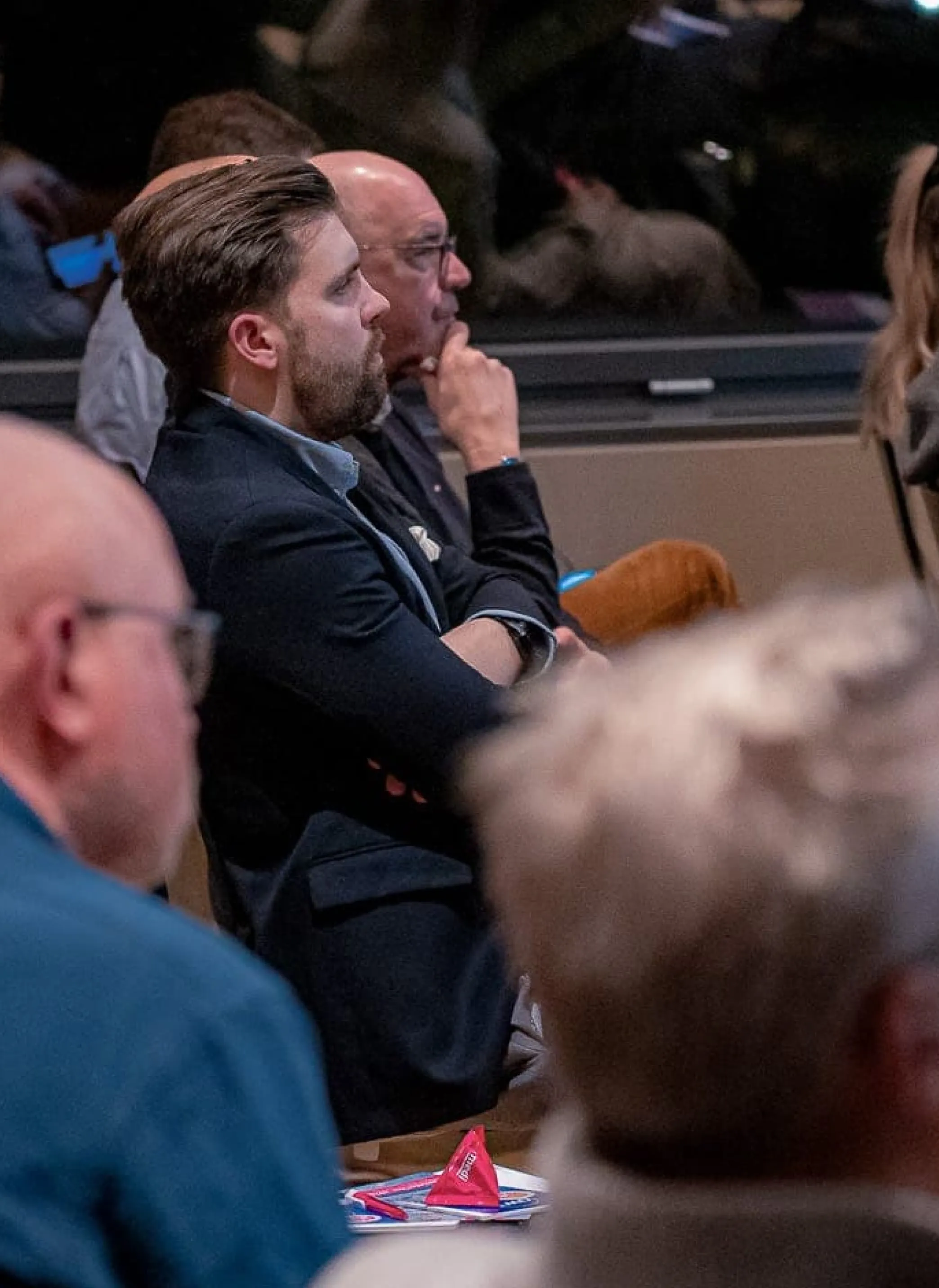 Teilnehmer im Publikum reagieren aufmerksam auf den Vortrag beim Knieforum Münsterland