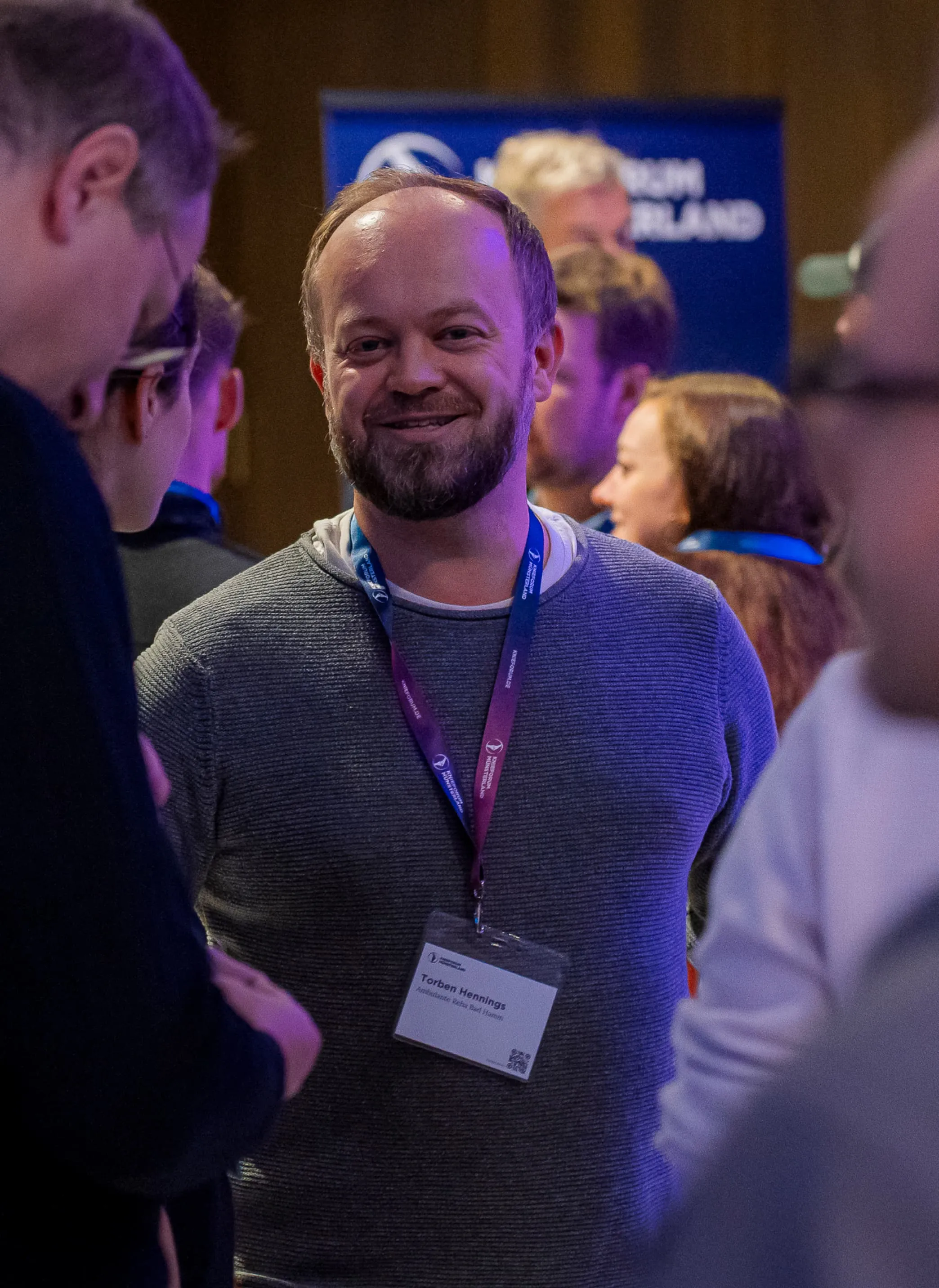 Ein Fachbesucher auf dem Knieforum Münsterland beim Networking