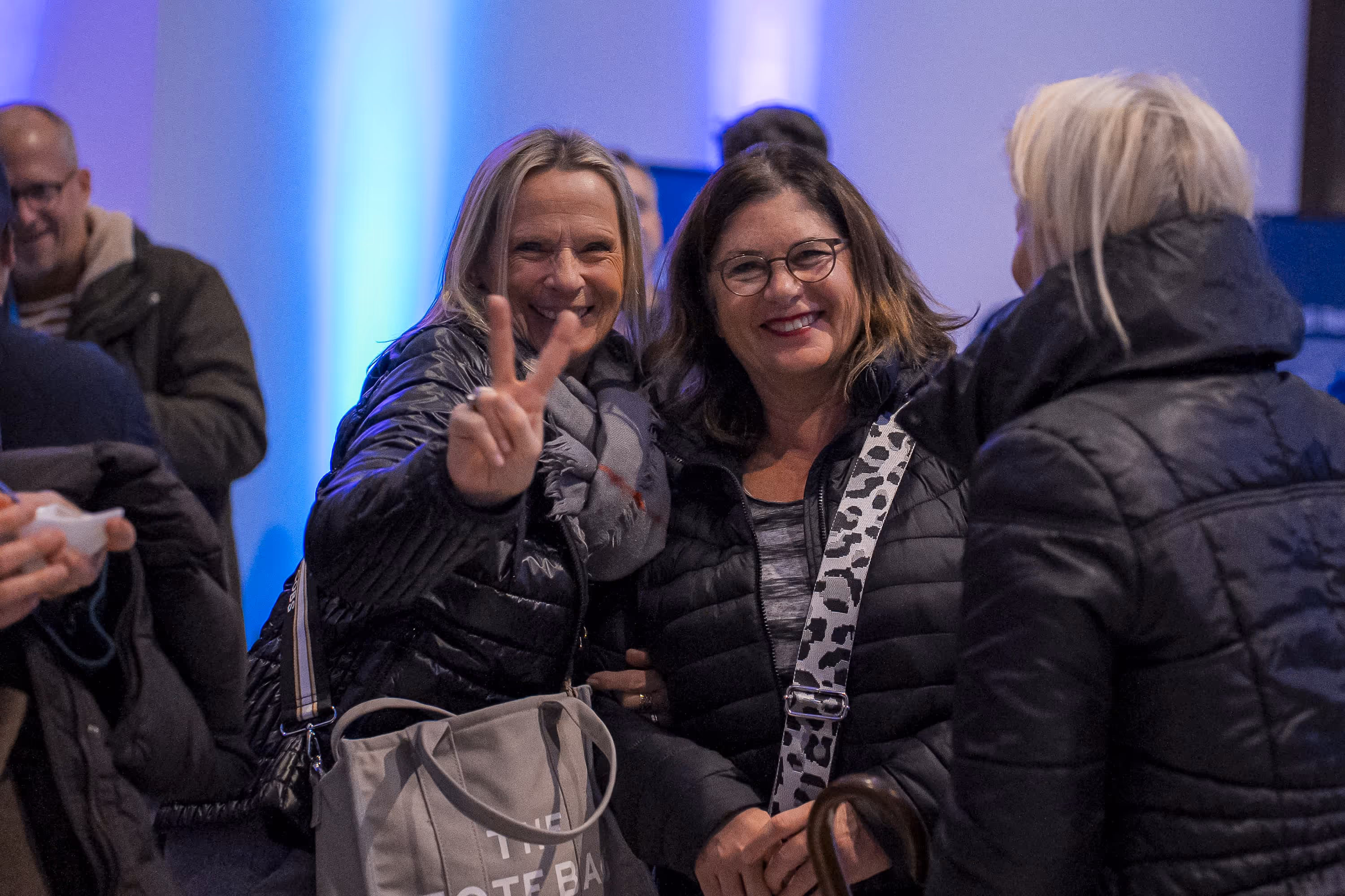 Zwei Besucherinnen des Knieforum Münsterland