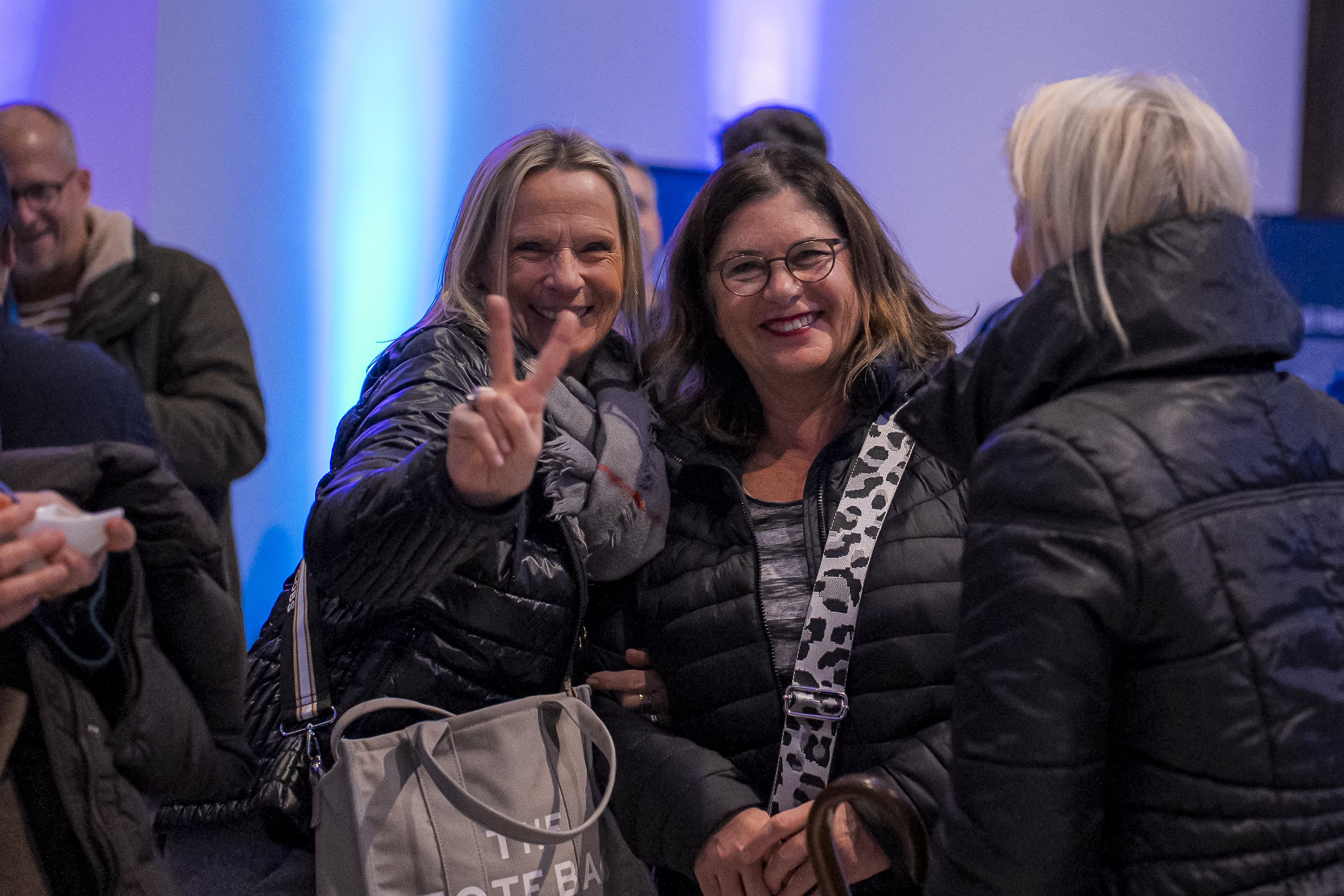 Zwei Besucherinnen des Knieforum Münsterland