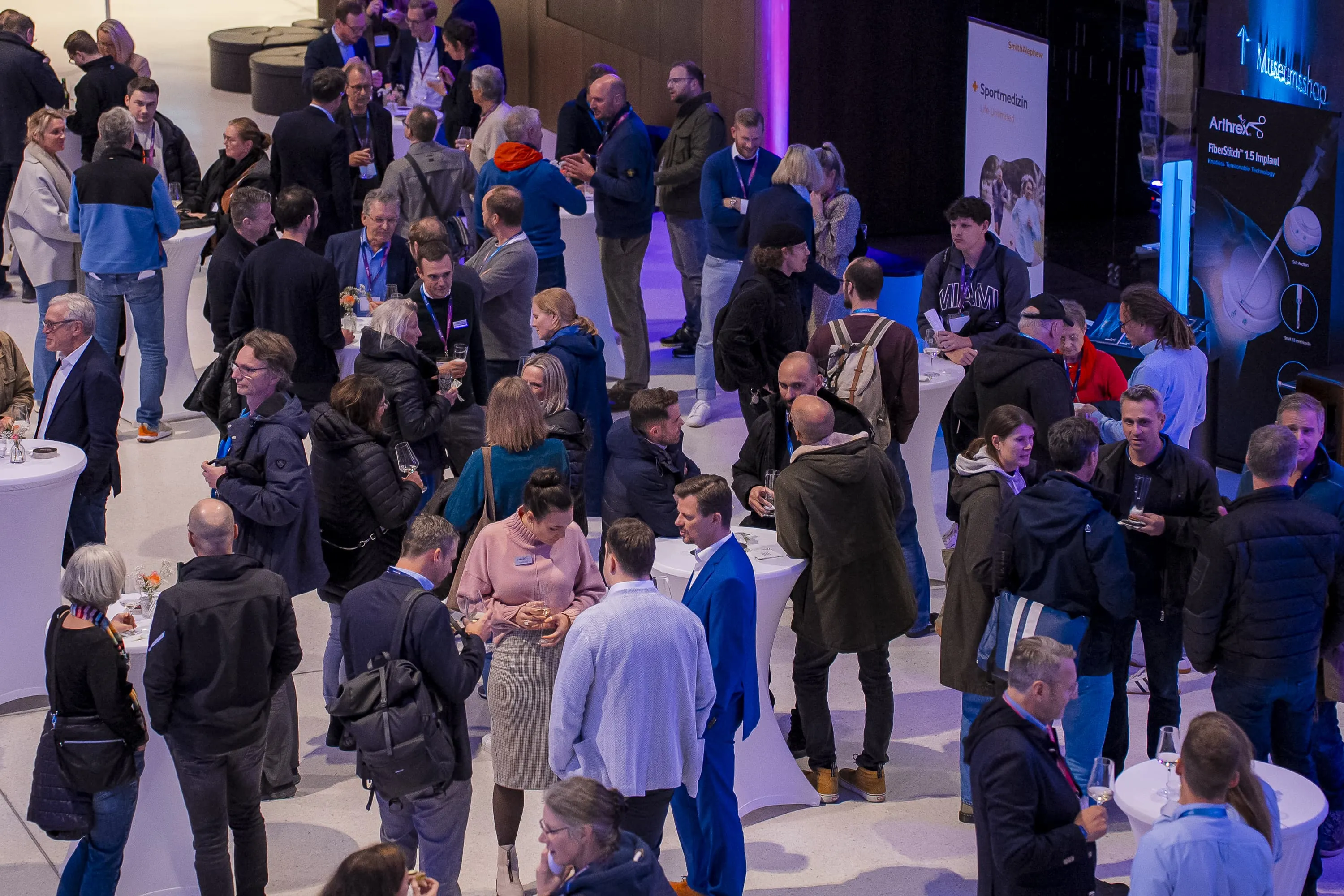 Fachbesucher aus dem Medizinbereich beim Networking