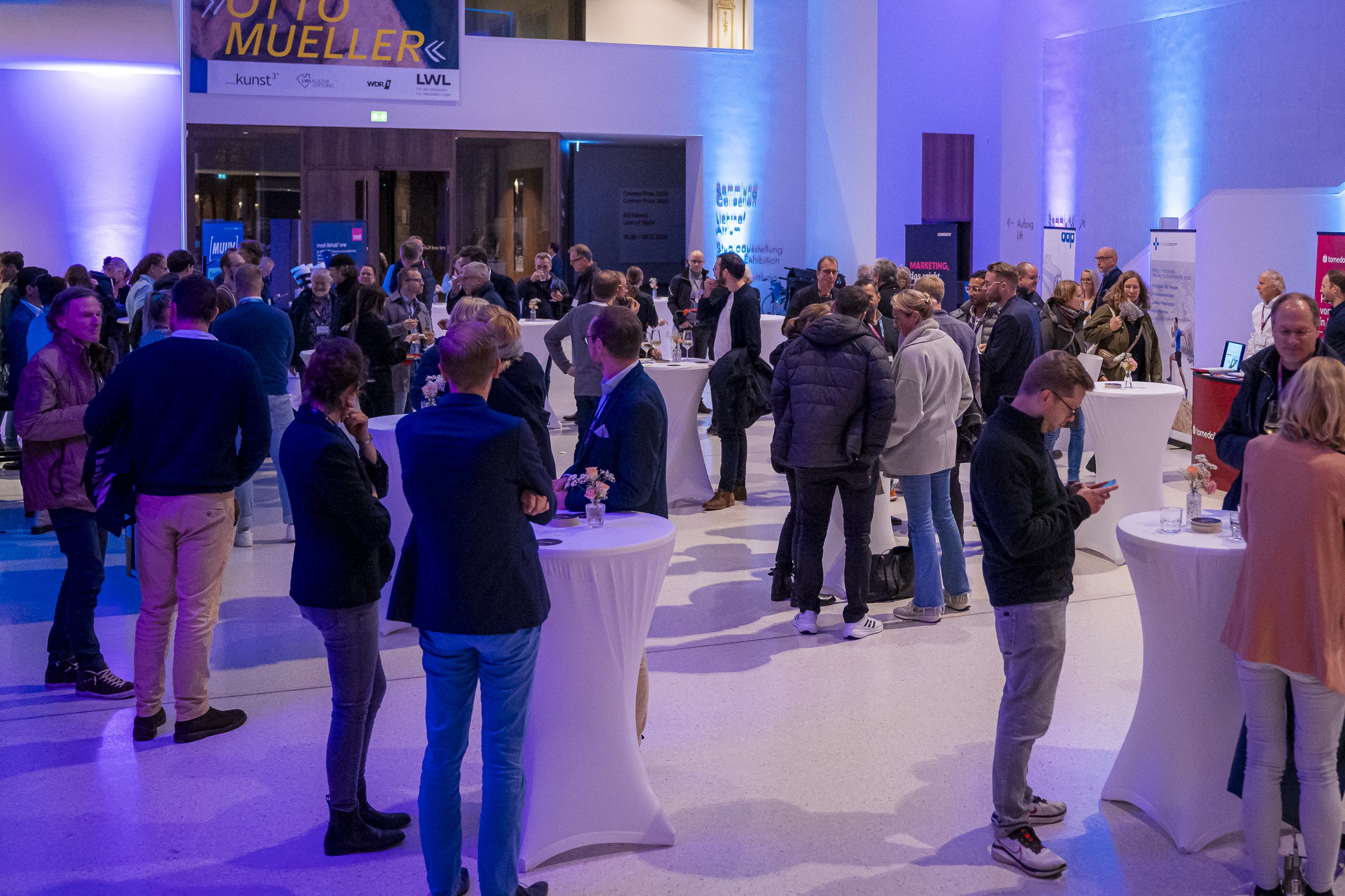 Fachpublikum im Foyer beim Knieforum Münsterland