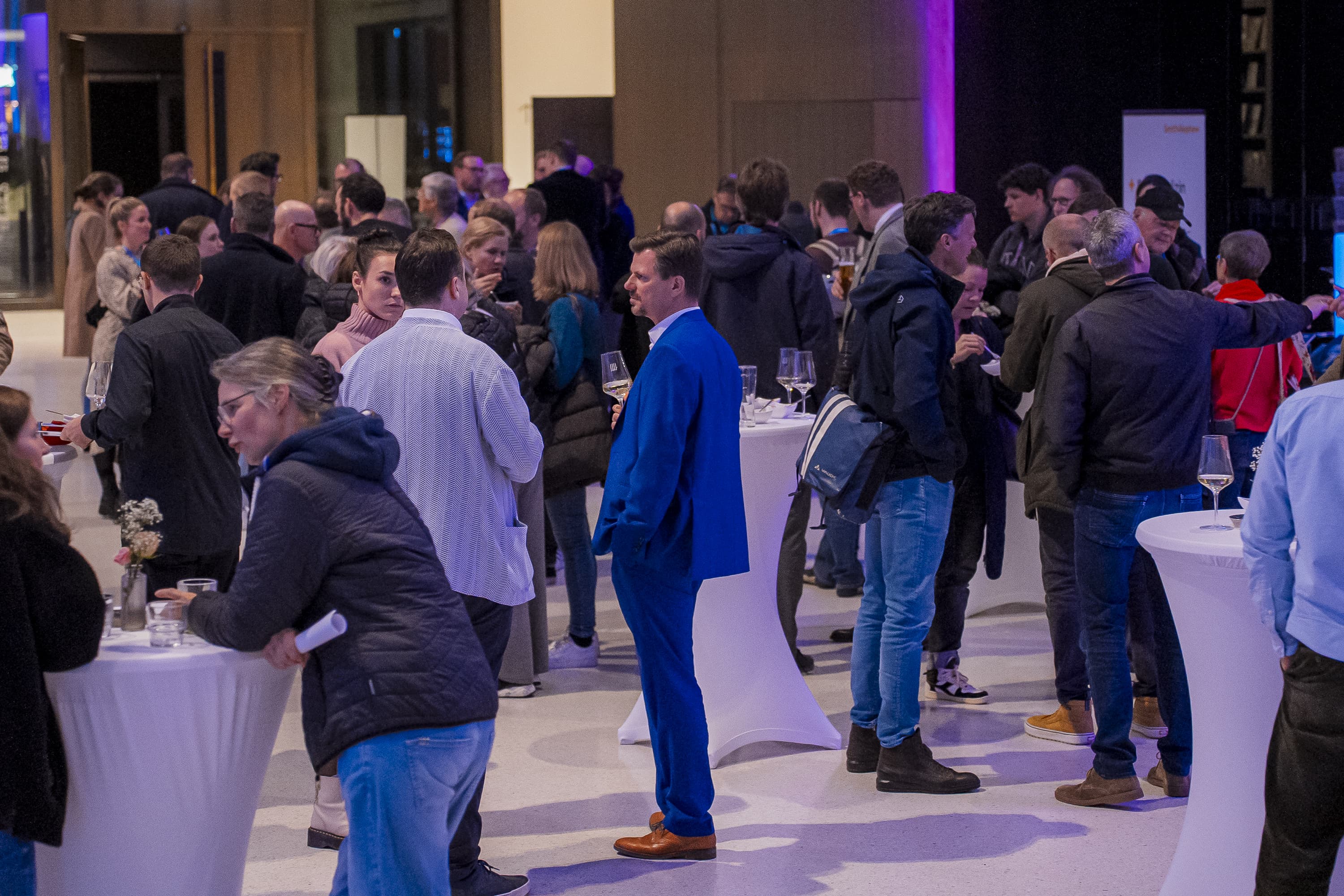 Viele Besucher beim Networking auf dem Knieforum Münsterland