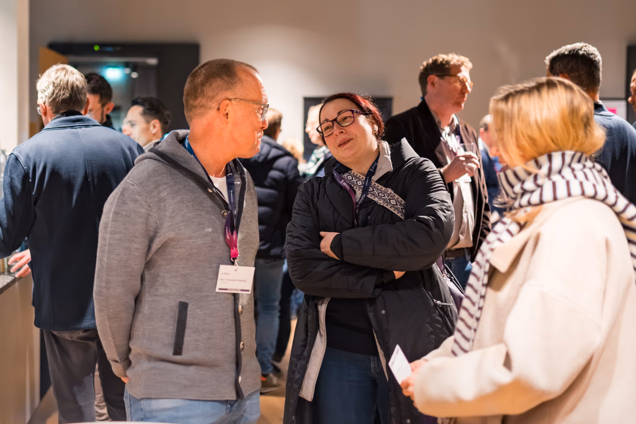 Fachbesucher aus dem Medizinbereich beim Networking